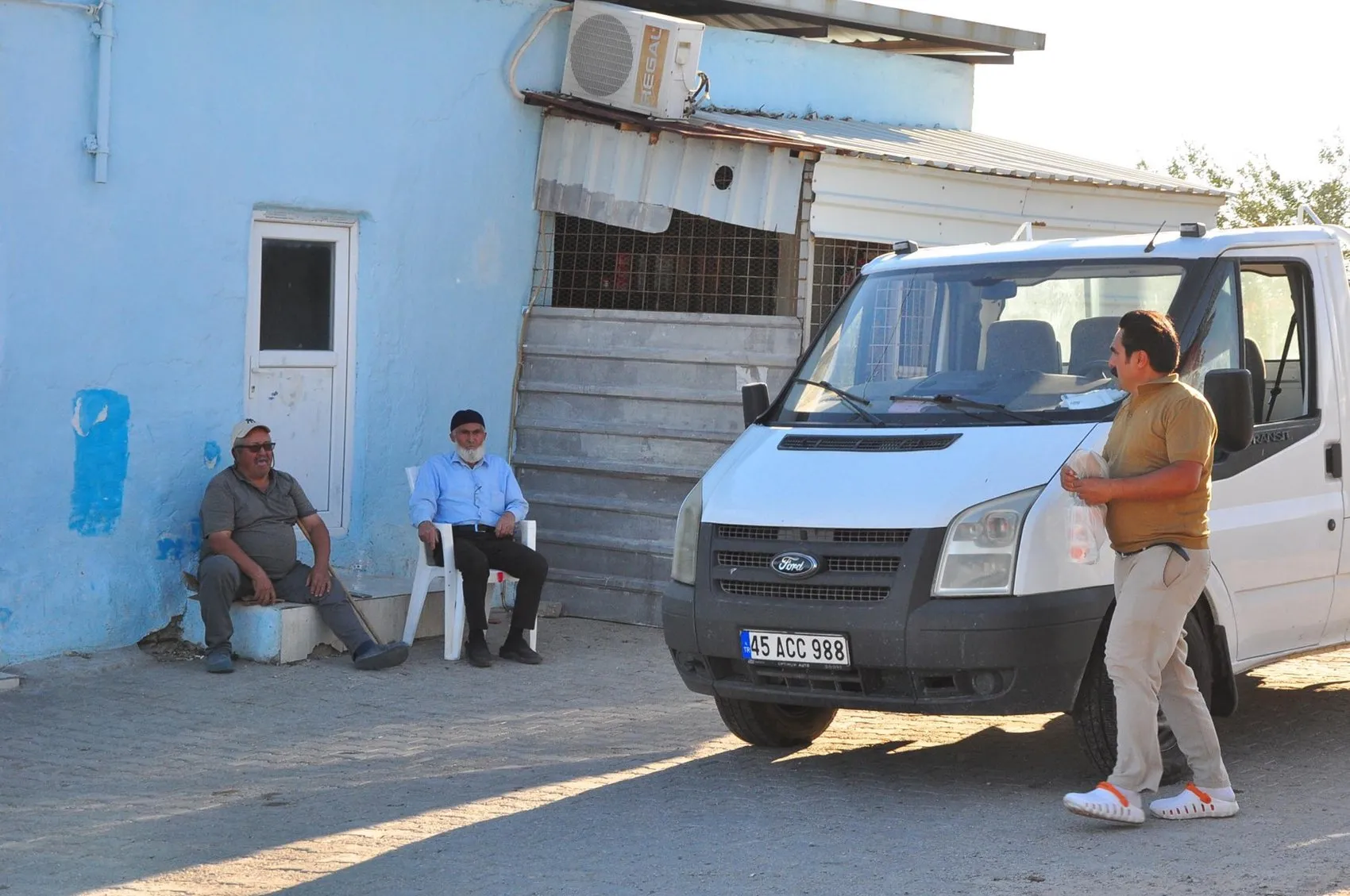 Bir muhtarın vicdan nöbeti: Kendi mutfağında pişirip 6 köyün kapısını çalıyor