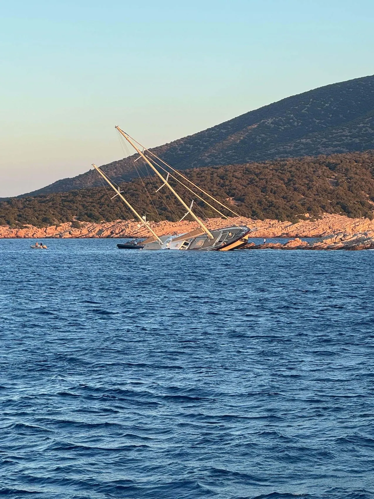 Bodrum açıklarında gece yarısı dehşeti: 36 metrelik dev gulet kayalıklara saplandı