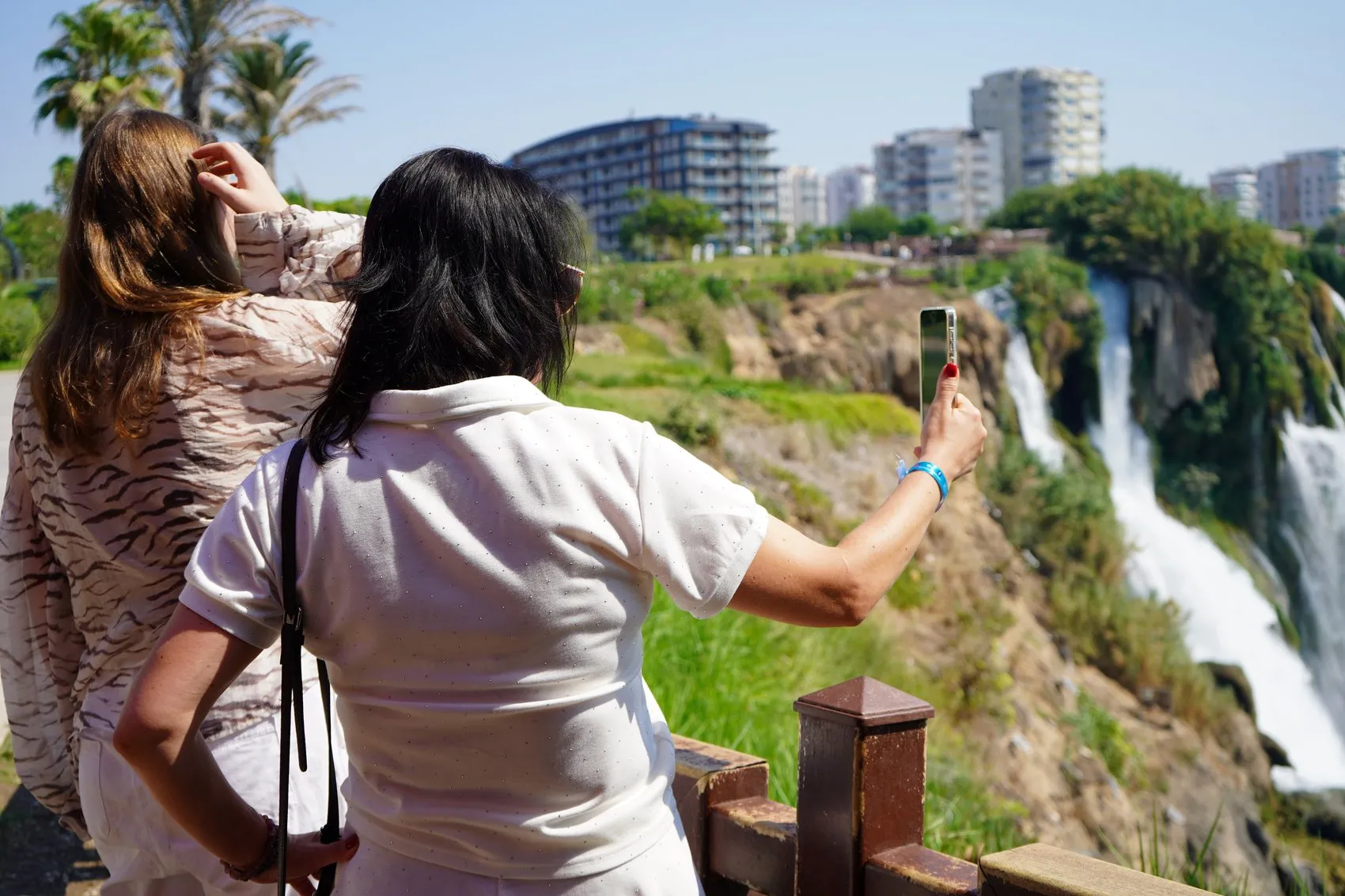 Antalya'nın kalbinde görsel şölen: 40 metrelik dev şelale turistleri büyüledi