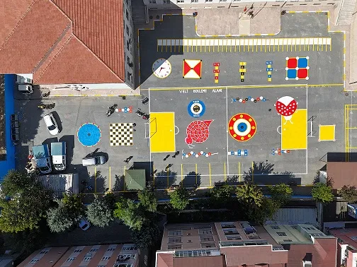 Bağcılar'da okul bahçeleri çocukların neşeli kahkahalarıyla şenlenmeye hazırlanıyor