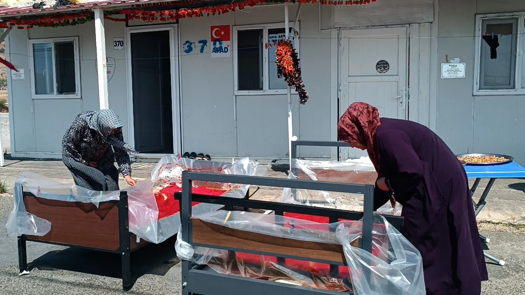Konteyner kentte geleneksel kış hazırlığı: Depremzede kadınlar umudu mutfakta yeşertiyor