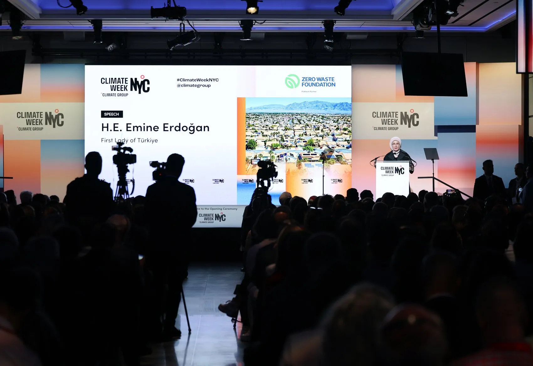 Emine Erdoğan'dan New York'ta 'tüketim çılgınlığı' uyarısı: Geleceği kurtarmak için zihniyet devrimi şart