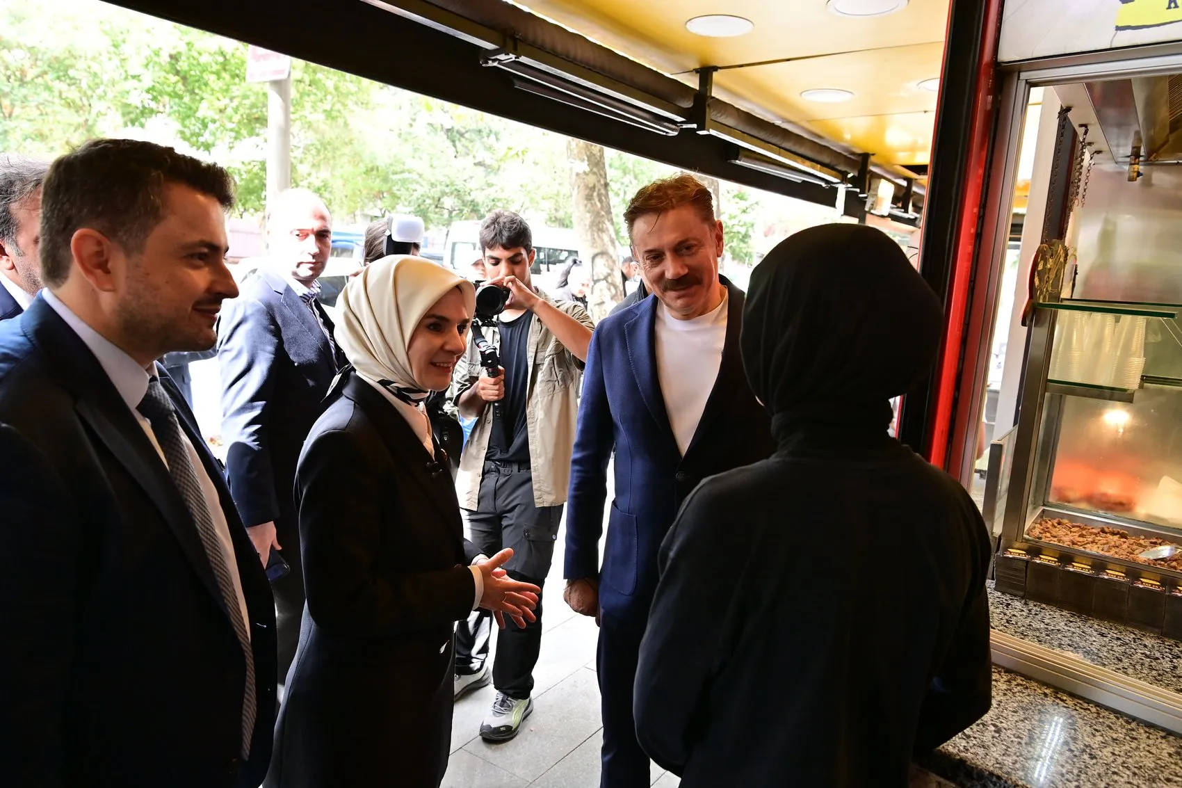 Bakan Göktaş Bahçelievler'de: Genç çiftlerin evine konuk oldu, esnafın kapısını çaldı