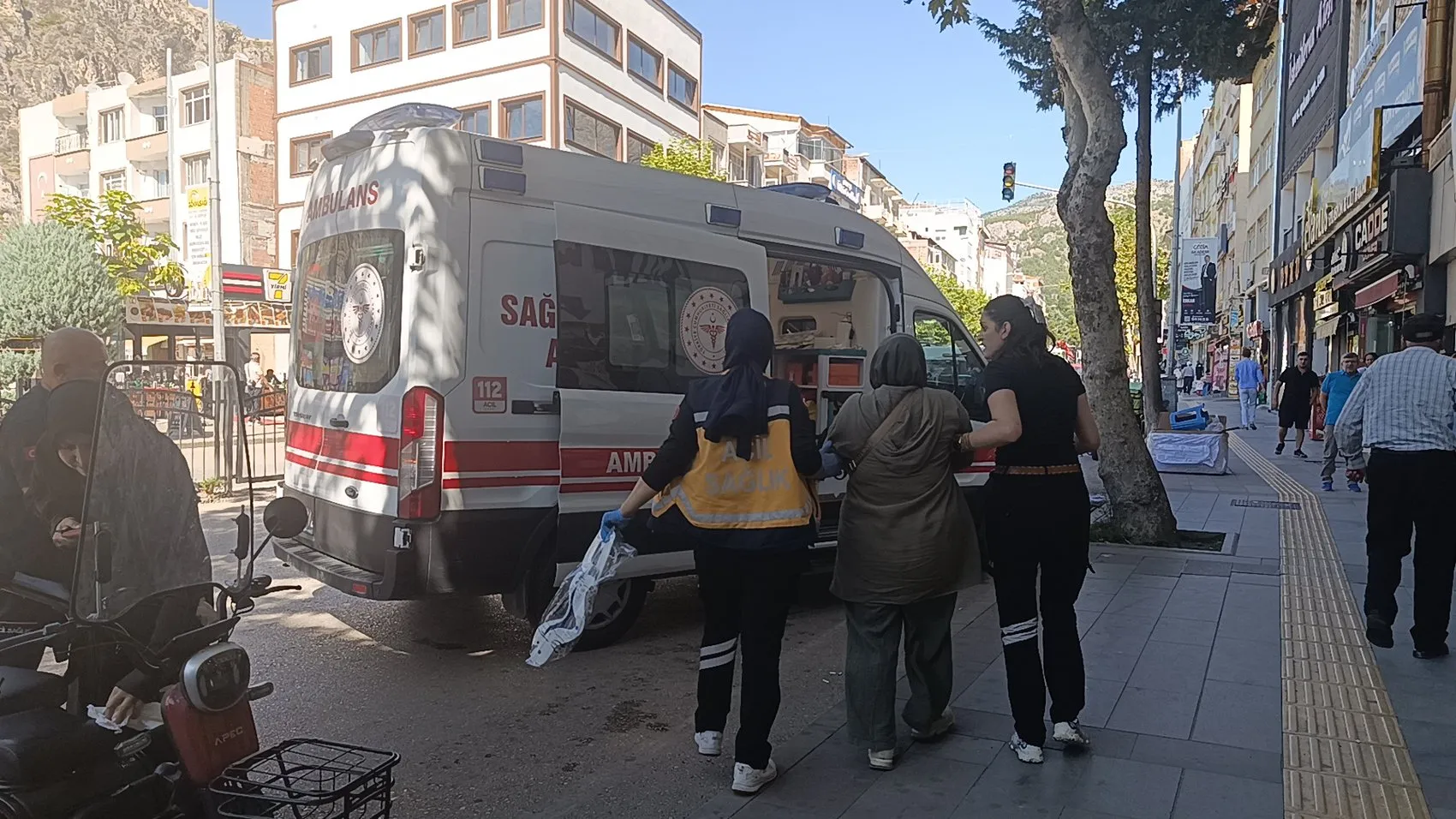 Amasya'da korkunç kaza: Park halindeki aracın kapısı açılınca yüzüne cam parçaları saplandı