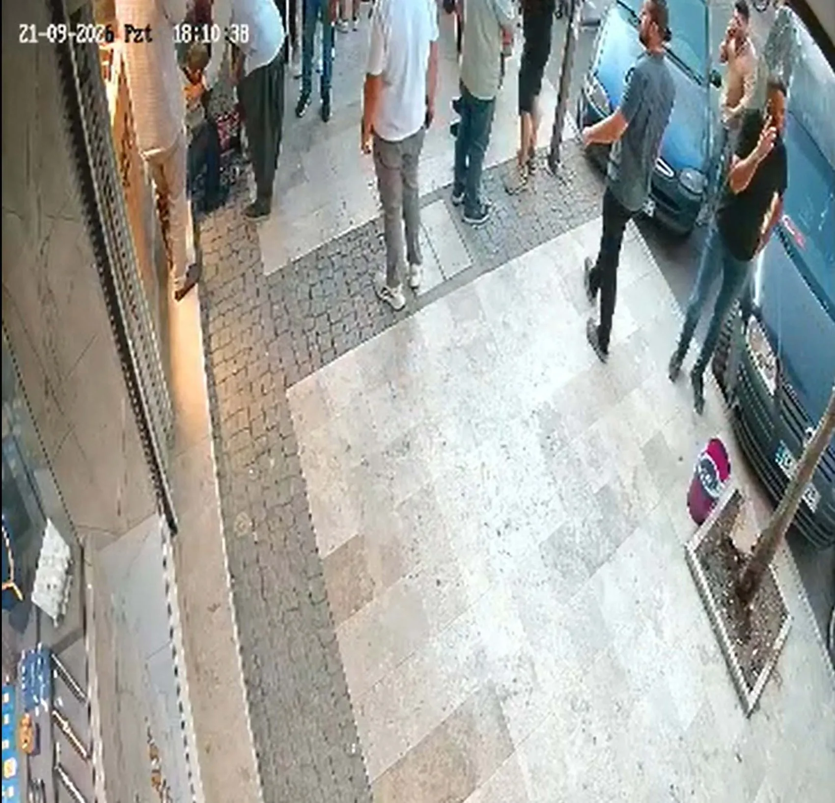 Salihli'de kuyumcular kepenkleri indirdi: Silahlı saldırı sonrası güvenlik alarmı