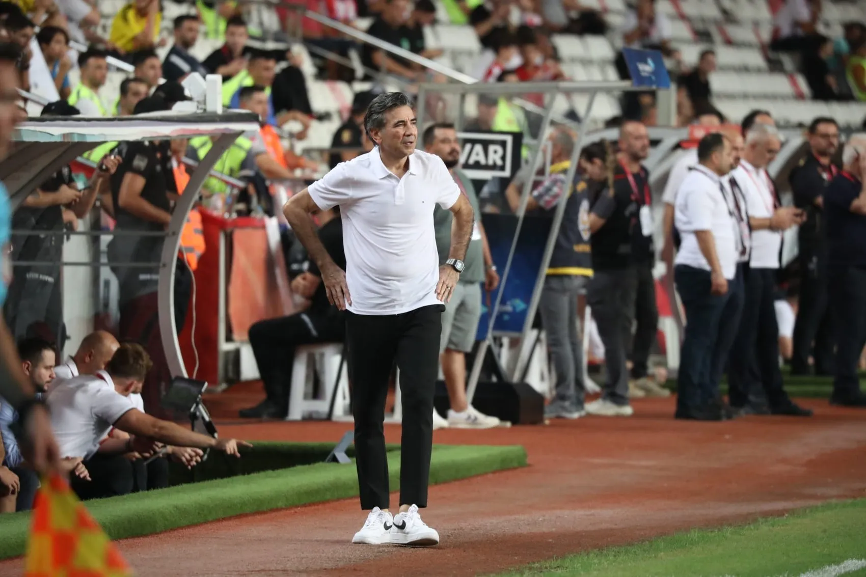 Antalya Stadyumu'nda karanlık başlangıç: Antalyaspor sahadan üç golle çıktı