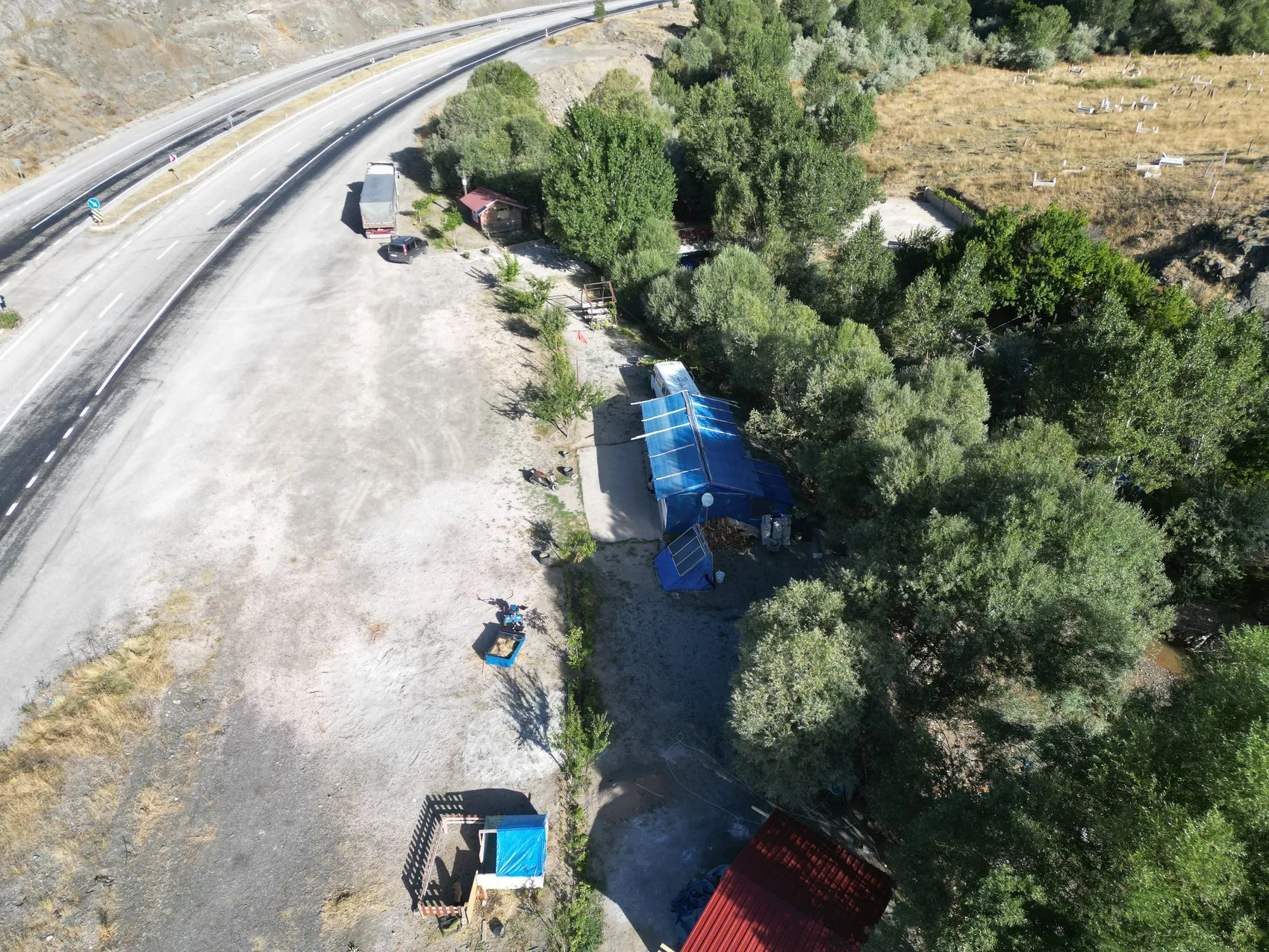 Sessizliğin ortasında tek başına: 20 hanelik köyde yaşam mücadelesi