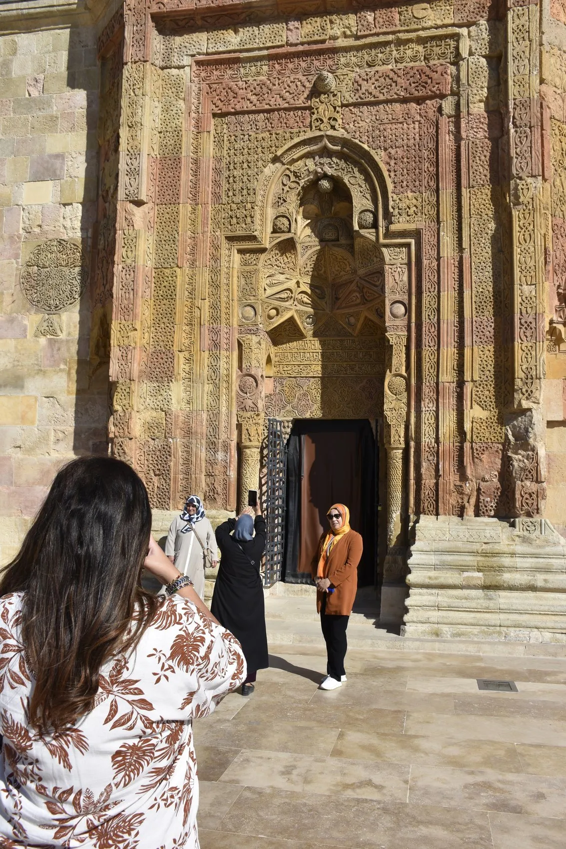 Taşın dile geldiği an: Divriği'de güneşin gölgeyle yazdığı namaz silüeti