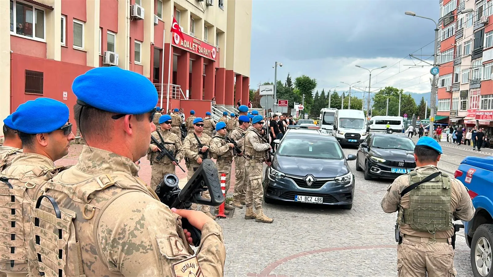 İkizler suç örgütüne ikinci darbe: Avukat ve iş insanları kıskıvrak yakalandı
