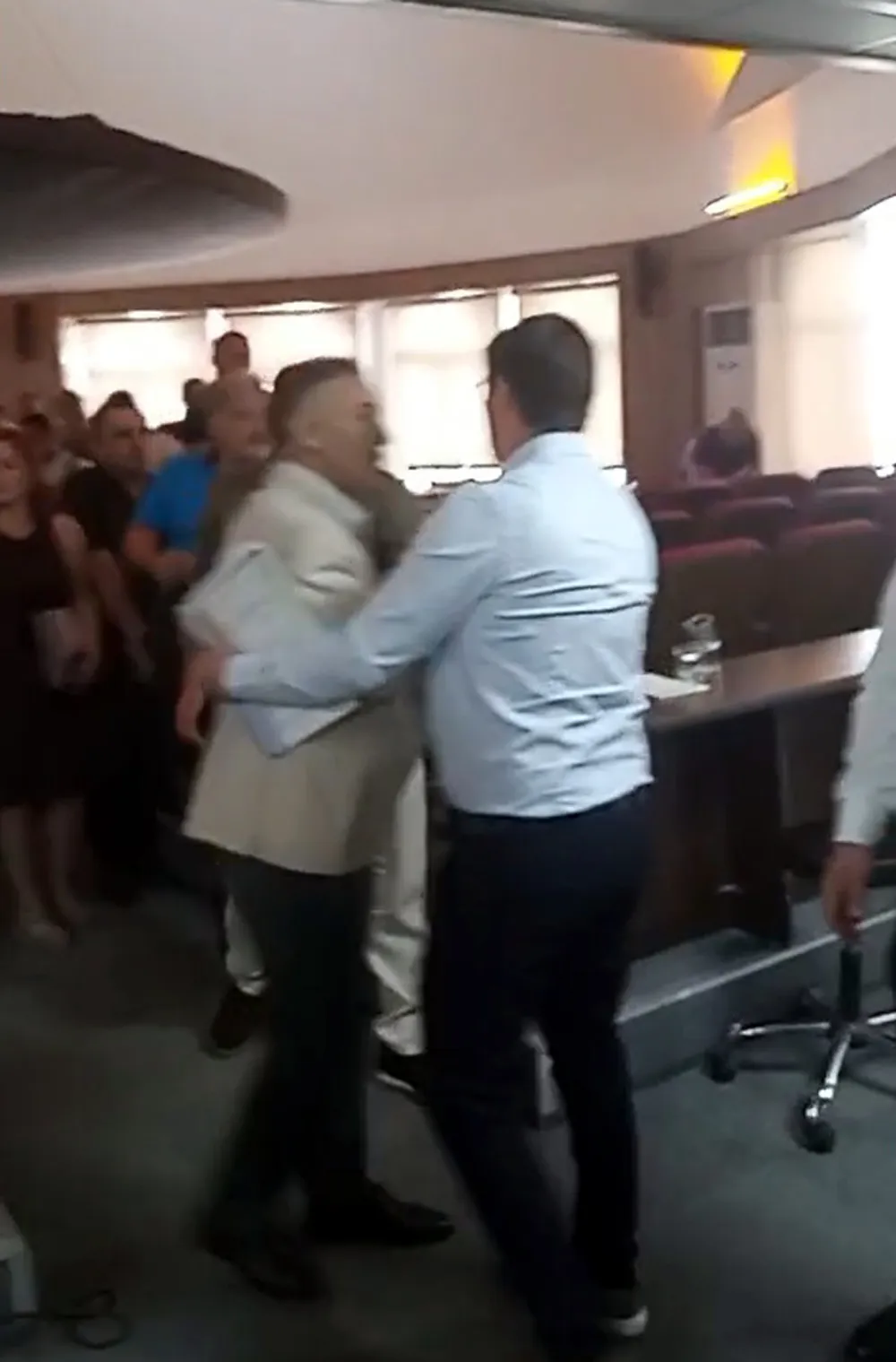 Edirne Belediye Meclisi'nde tansiyon yükseldi: Sözlü tartışma fiziksel kavgaya dönüştü