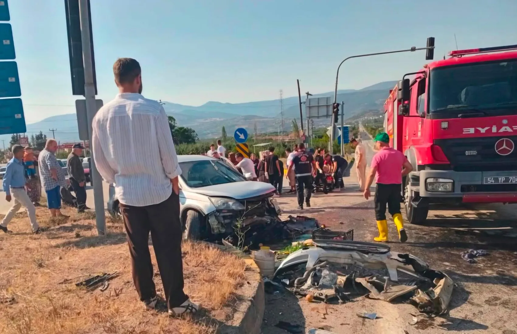 Geyve yolunda korkunç kaza: İki araç çarpıştı, altı kişi hastanelik oldu