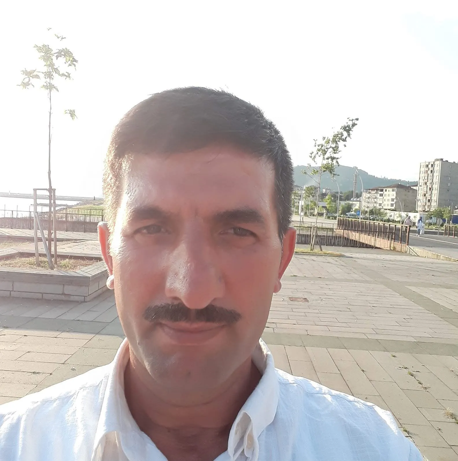Trabzon'da korkutan heyelan: Beton kırma çalışması yaparken toprak altında kaldı