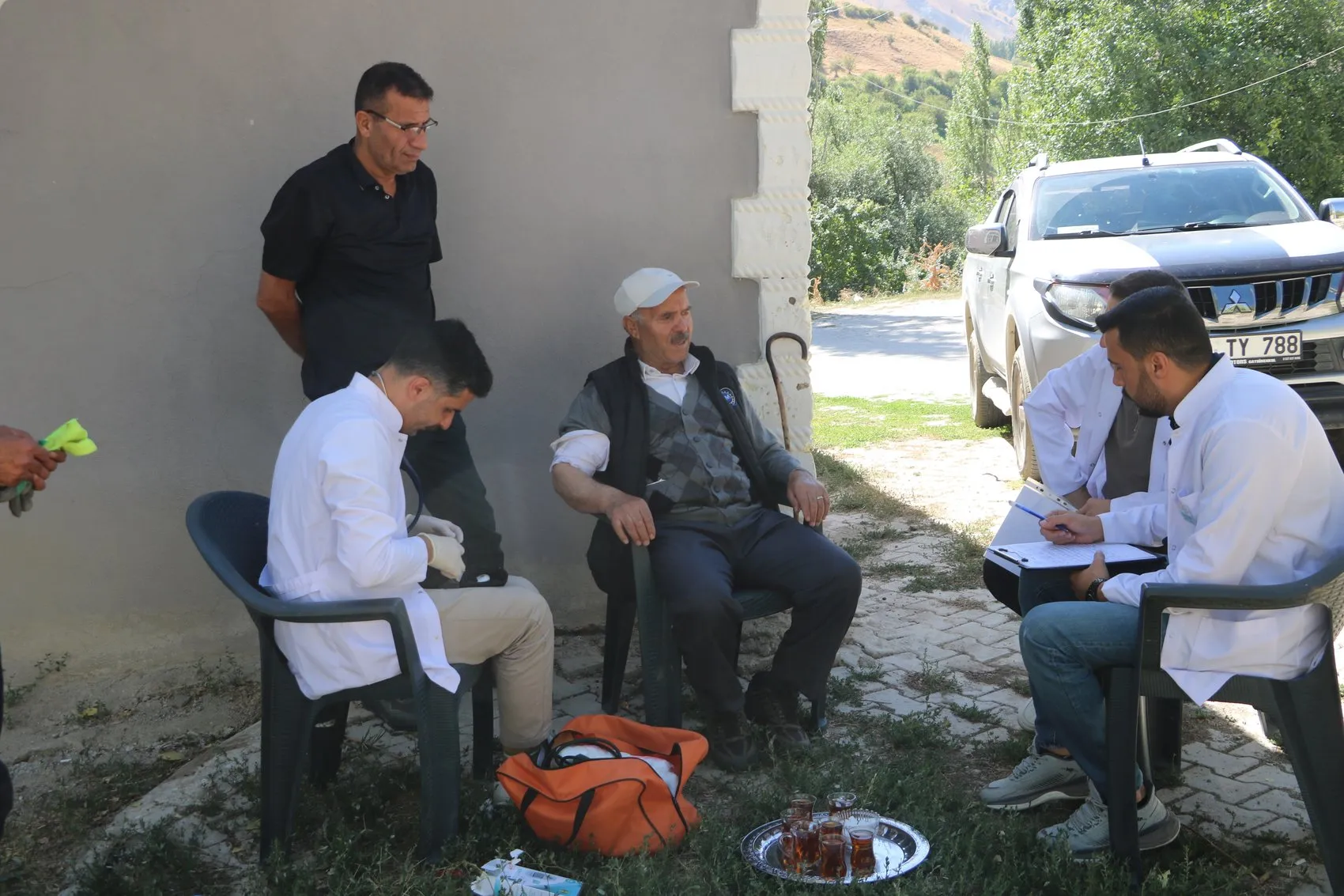 İran sınırının en uç noktasında sağlık seferberliği: Köy köy dolaşıp tarama yapıyorlar