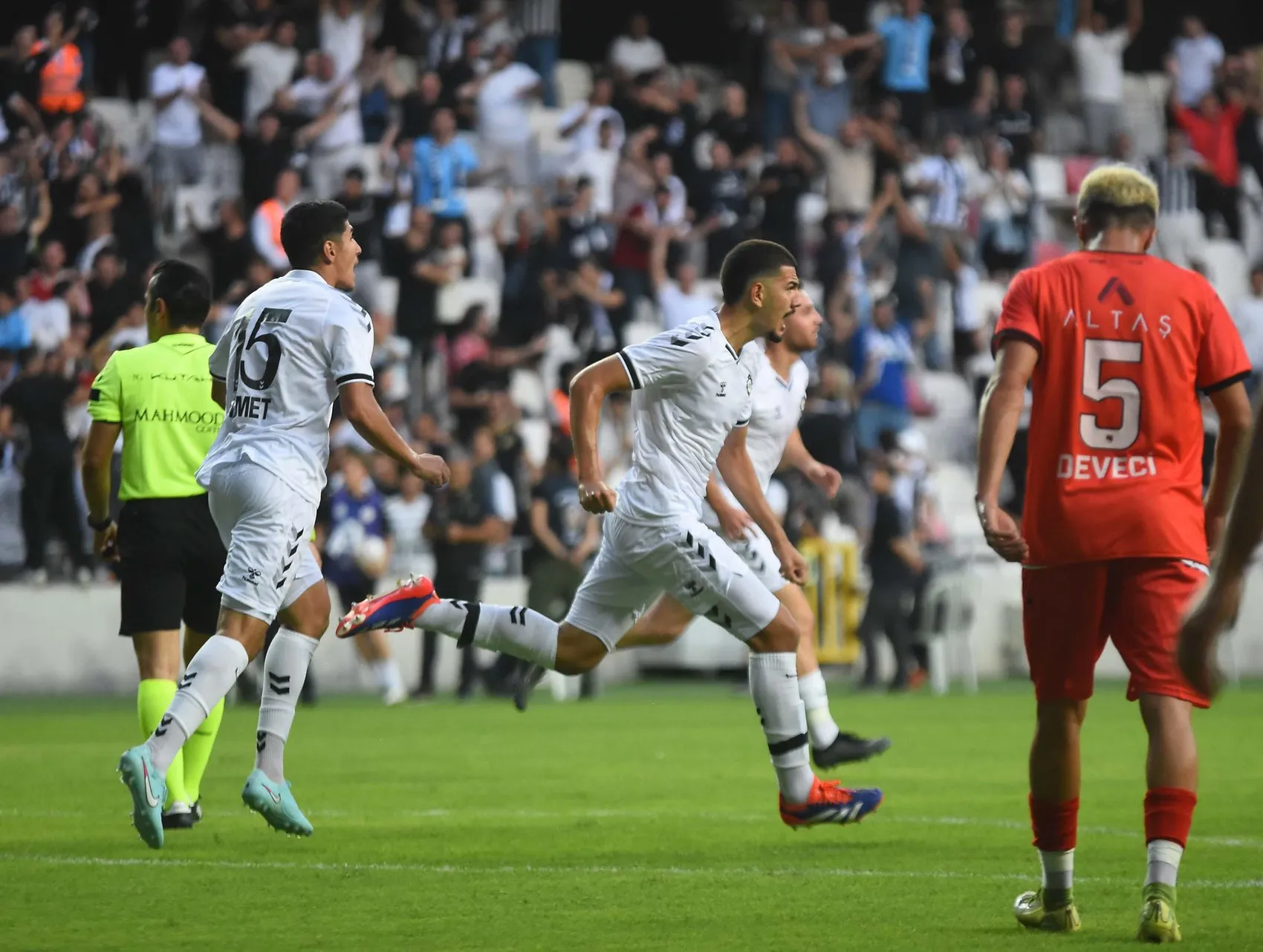 İzmir'in genç yetenekleri sahne aldı: Altay'da yeni dönem alkışlarla başladı