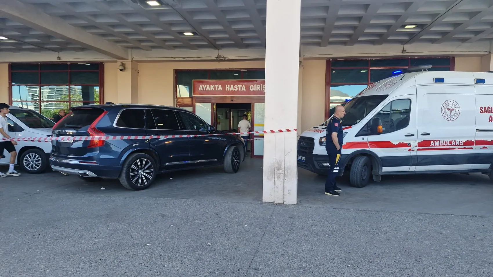 Diyarbakır'da trafik ışıklarında dehşet anları: Cip çapraz ateşe tutuldu