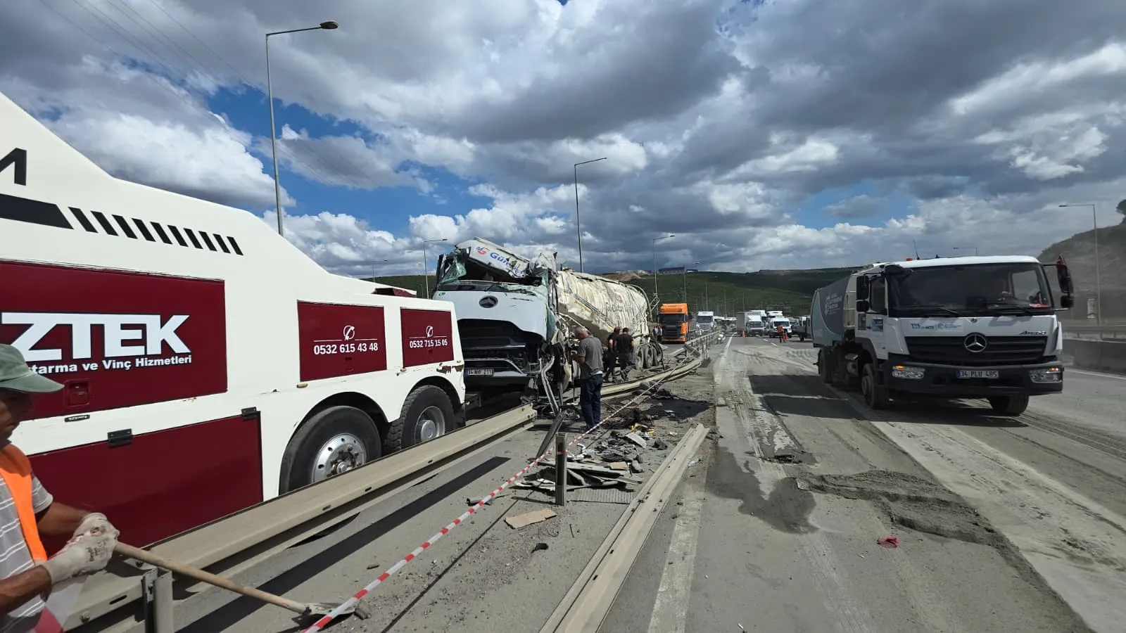 Gebze'de korkutan kaza: Beton mikseri bariyerlere çarparak devrildi