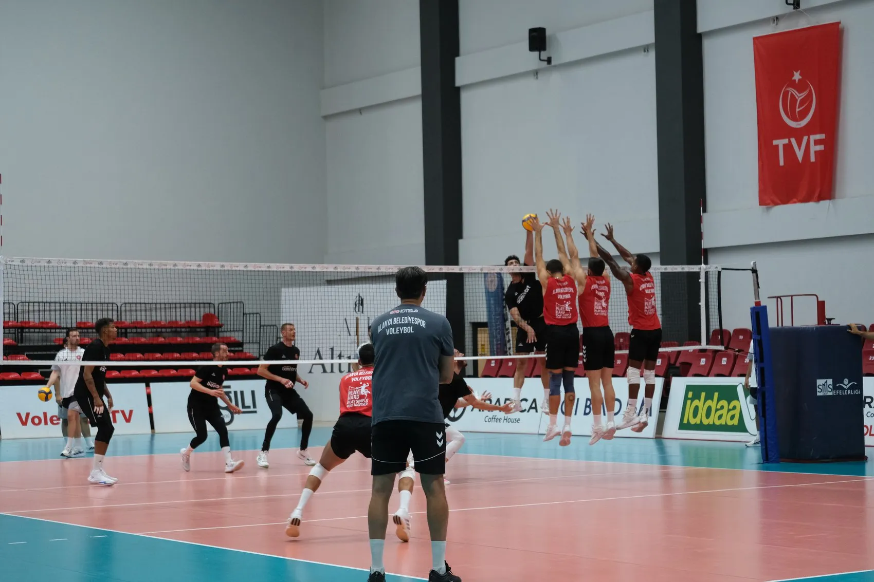 Efeler Ligi'nin iki dev ismi Alanya'da güçlerini birleştirdi