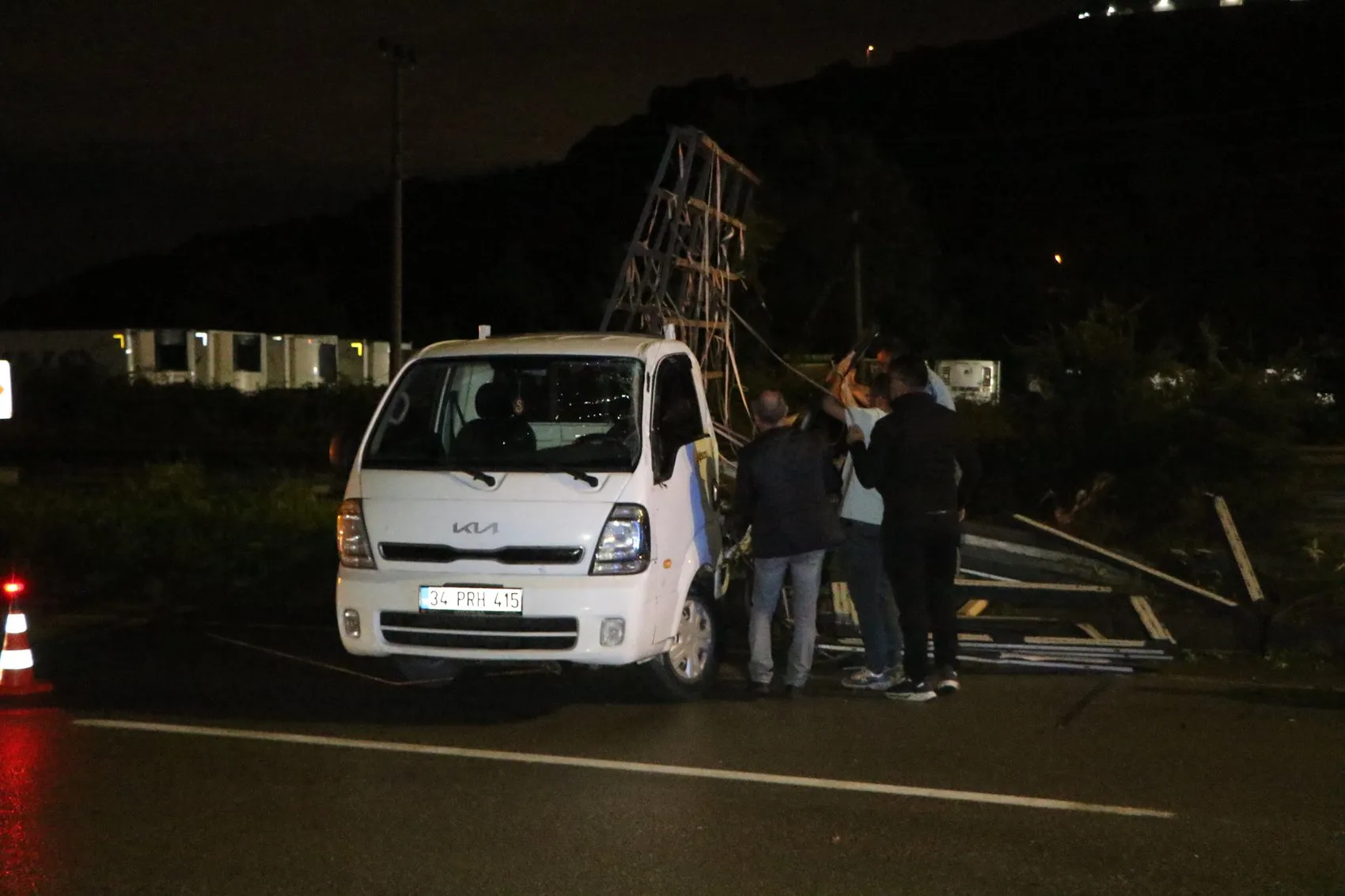 Samsun'da gece yarısı dehşeti: Virajı alamayan otomobil kamyoneti devirdi