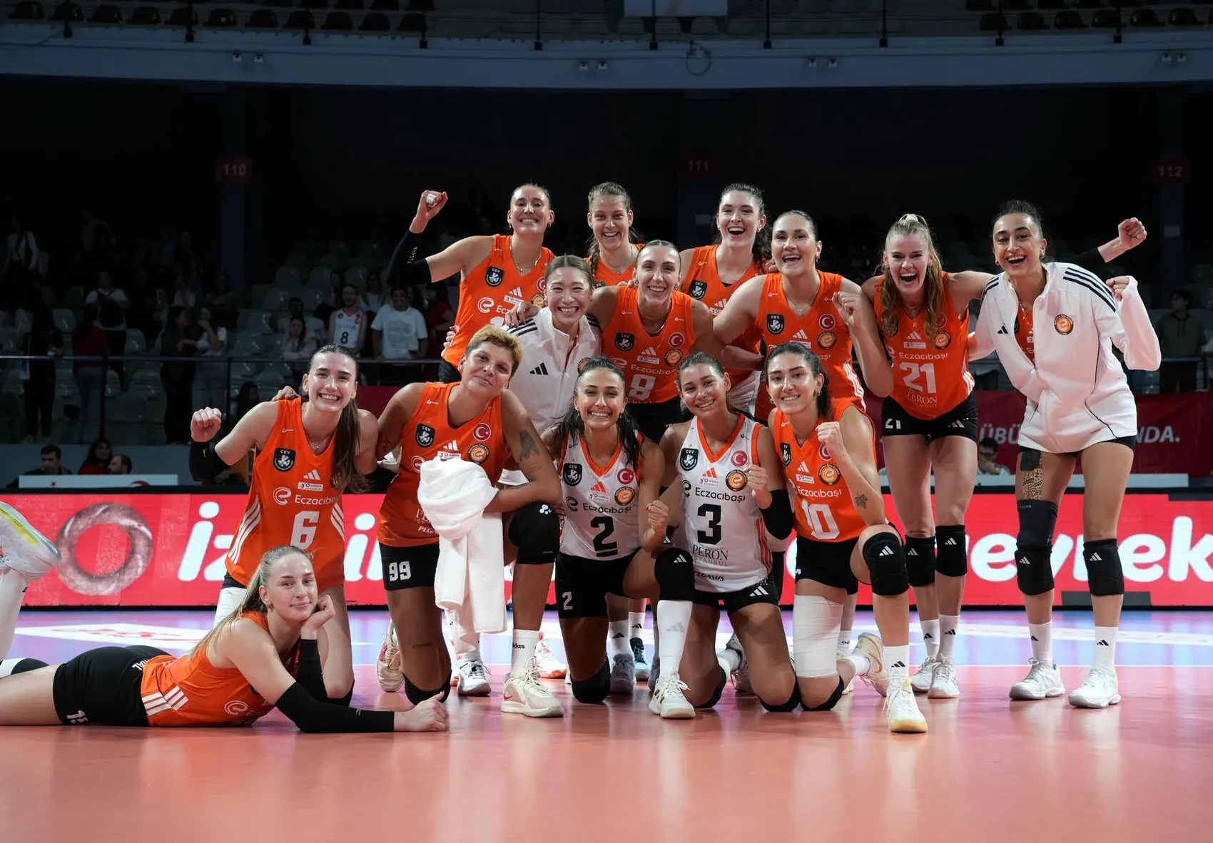İzmir'de voleybolun devleri sahne aldı: Şampiyonluk provasında kazanan belli oldu