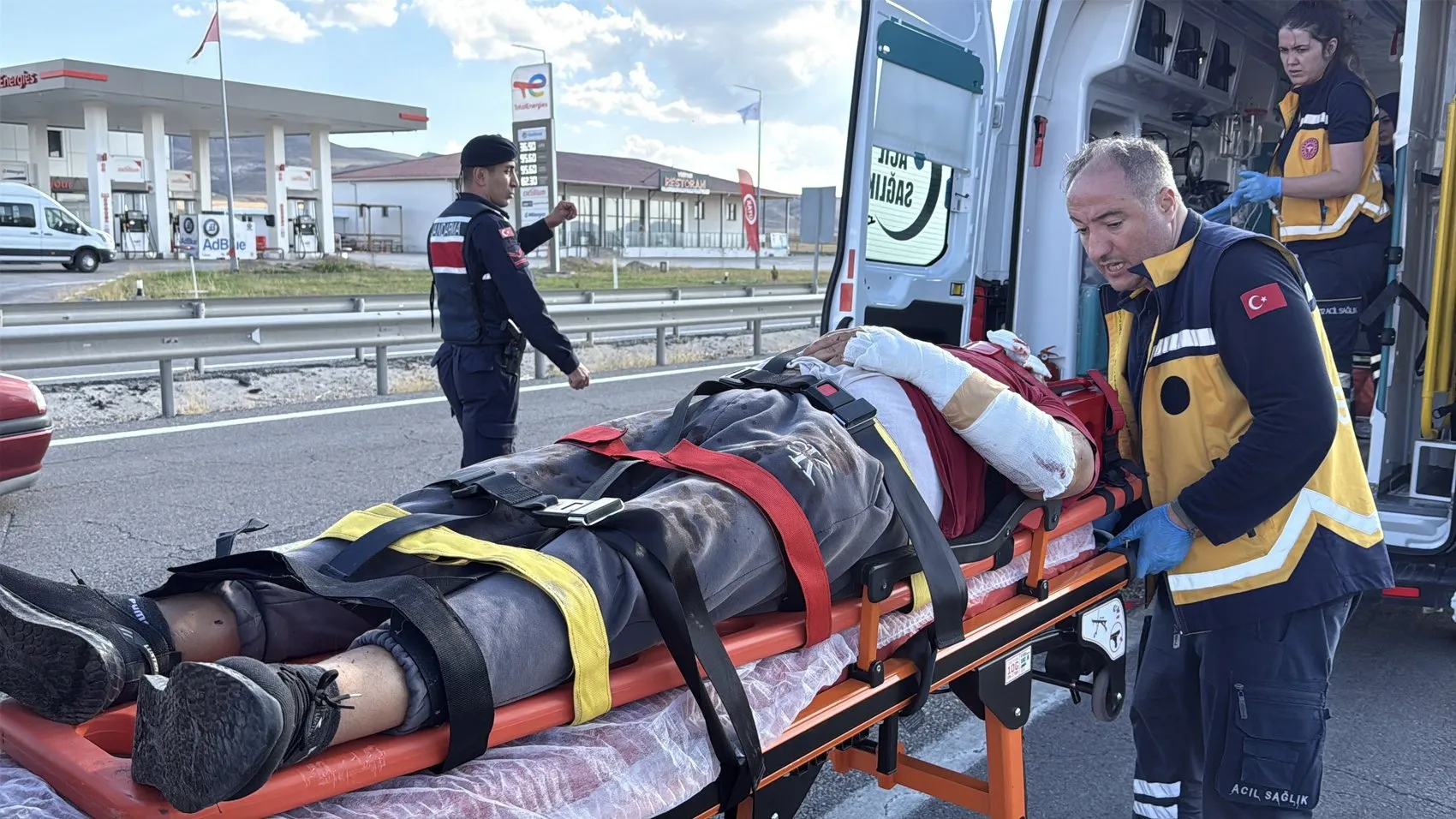 Sivas-Kayseri yolunda dehşet anları: Otomobil TIR'a çarptı, 6 kişi hastanelik oldu