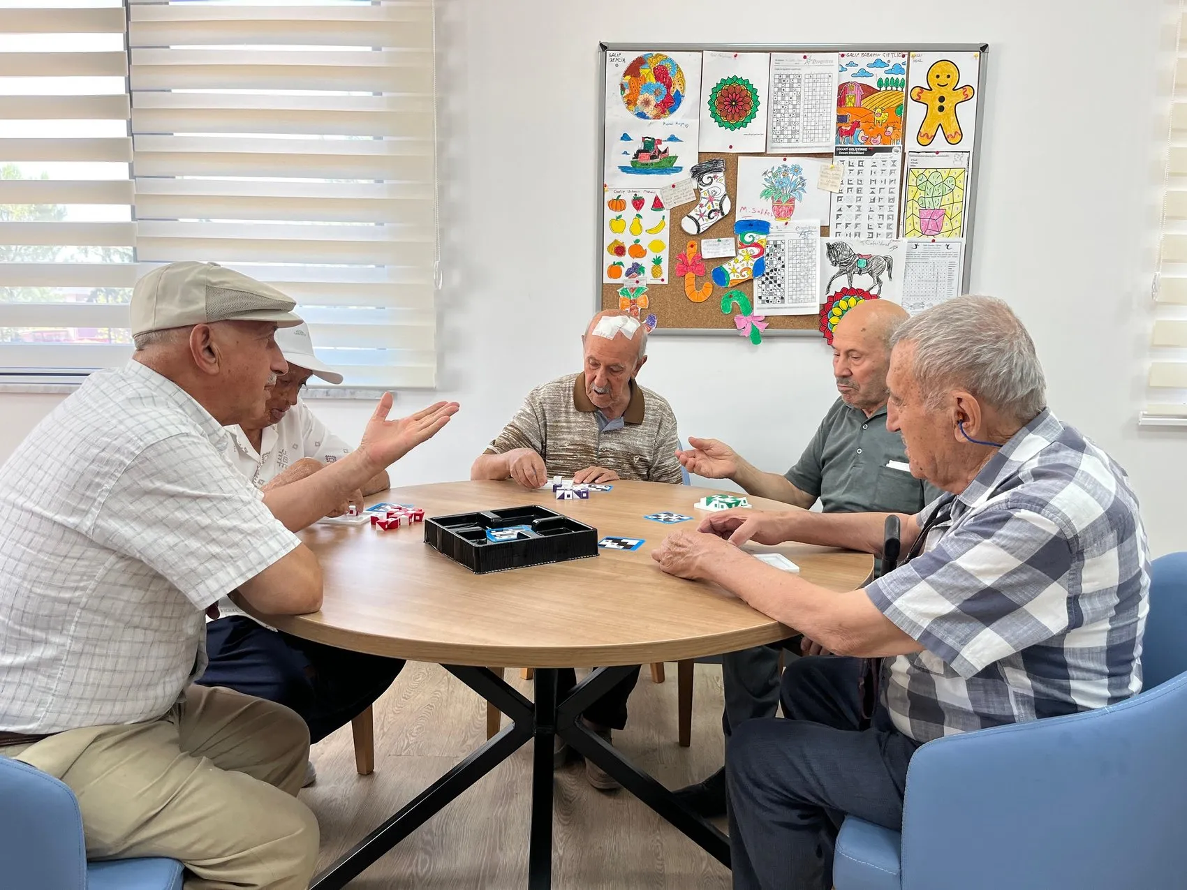Alzheimer'a inat tamir aşkı: 83 yaşındaki usta tedavi merkezinin gönüllü teknikeri oldu