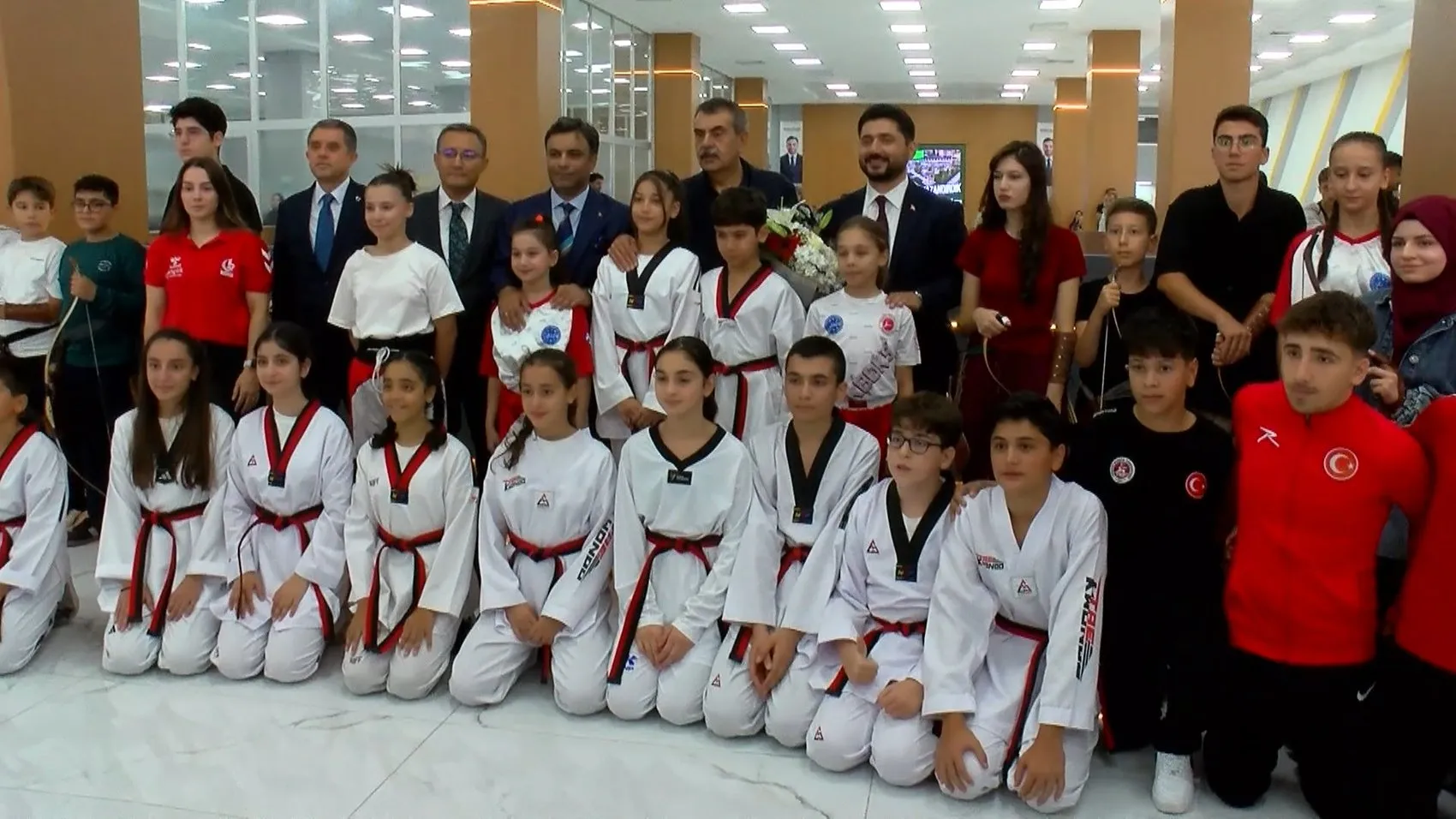 Bakan Tekin'in Bağcılar mesaisi: Genç sporcularla bir araya geldi