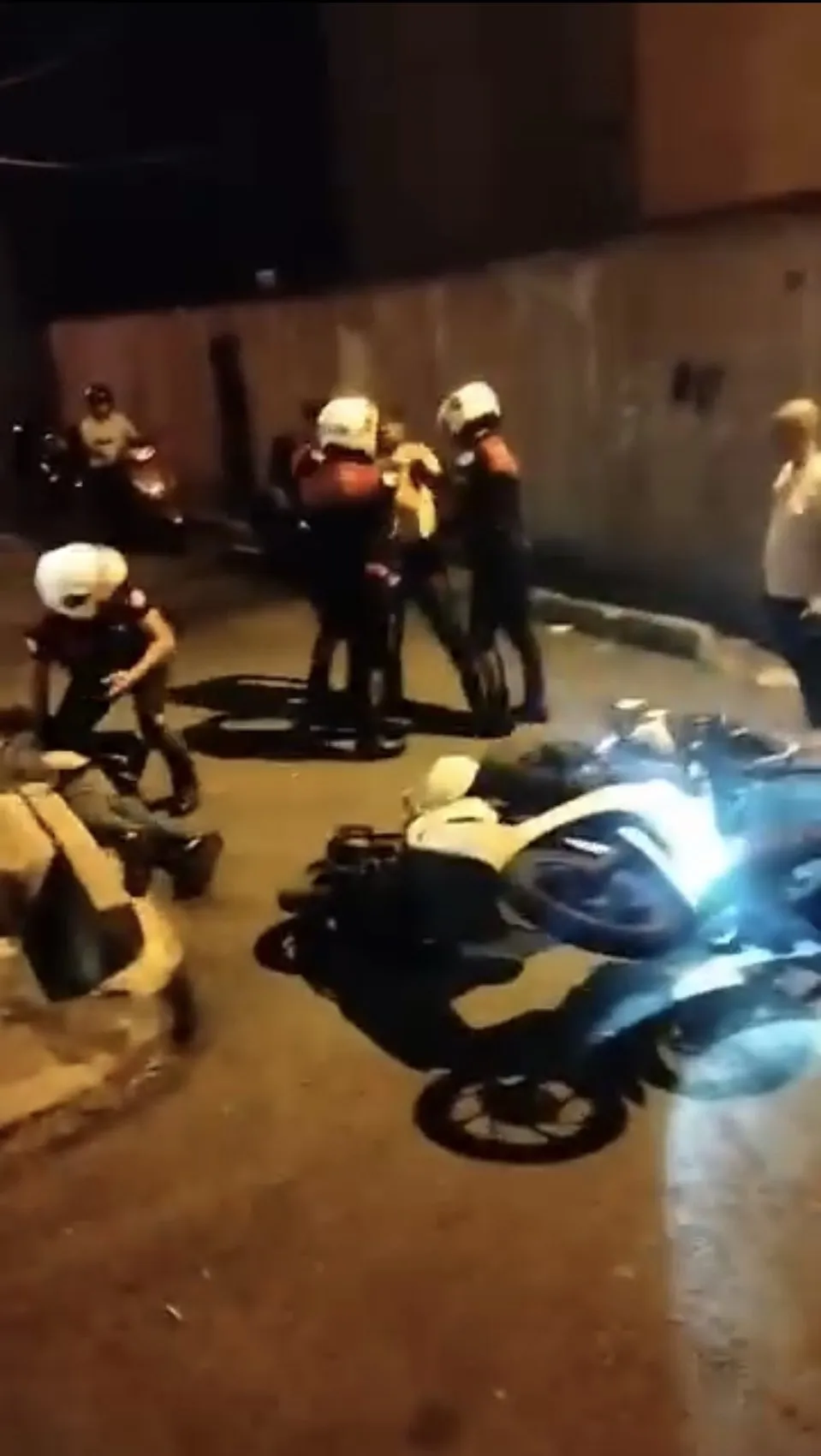 Beyoğlu'nda nefes kesen kovalamaca: Şüphelileri polisin elinden almak istediler
