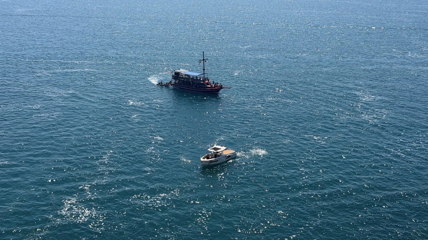 Antalya'nın simgesinde adrenalin dolu anlar: Şelalenin altına kadar girdiler