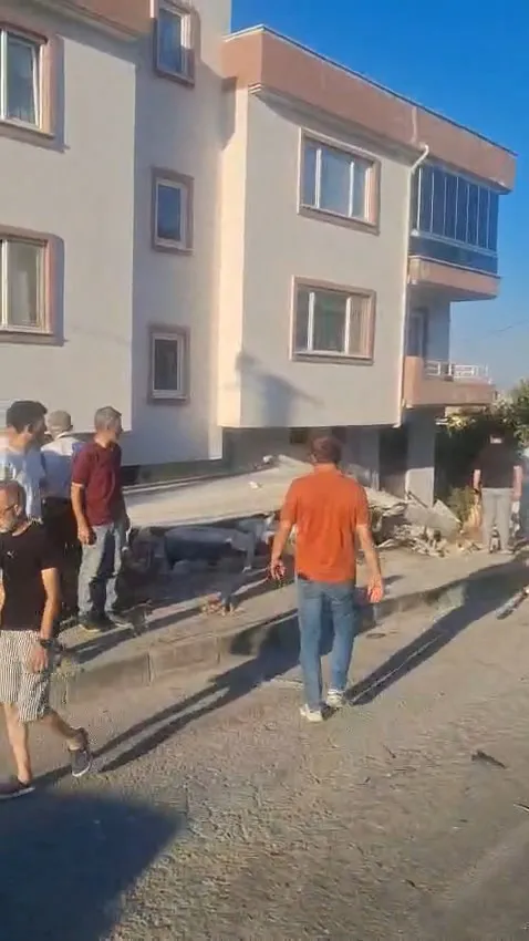 Nilüfer'de dehşet anları: Kontrolden çıkan kamyon bahçeye uçtu