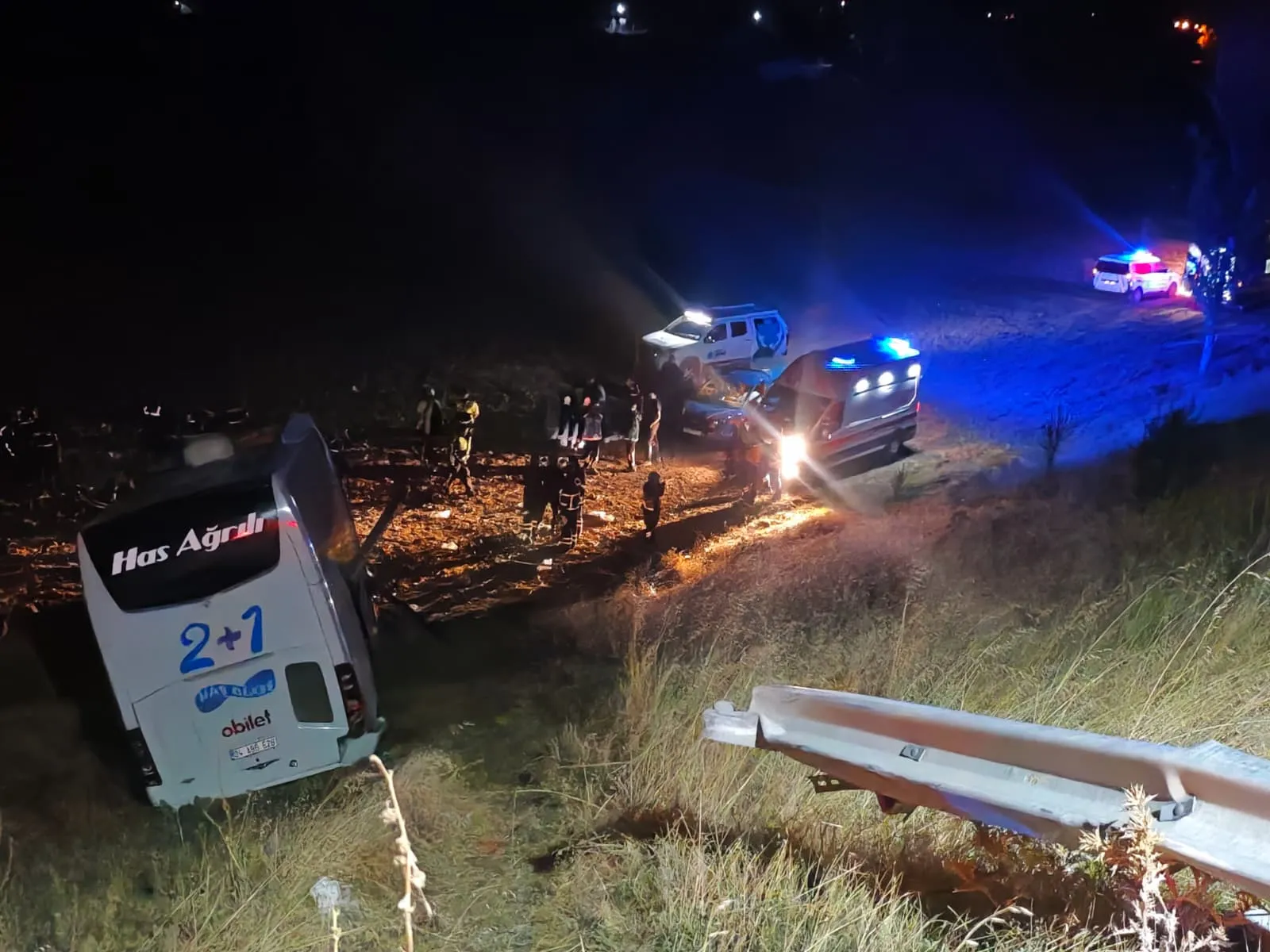 Merzifon'da gece yarısı dehşeti: Yolcu otobüsü bariyerleri aşıp şarampole yuvarlandı