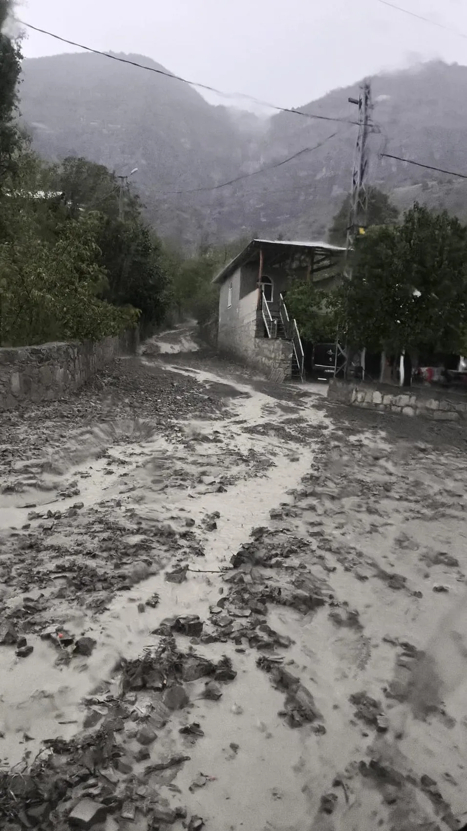 Erzurum'da aniden bastıran sağanak hayatı felç etti: Araçlar sulara gömüldü