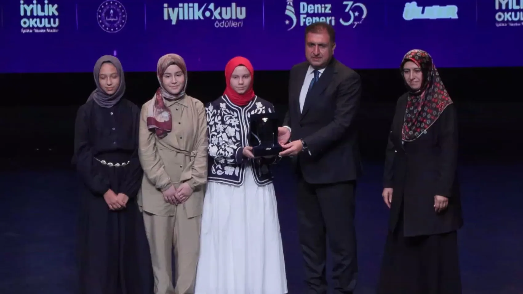 Gençlerin İyilik Hareketi İstanbul'da Taçlandı: Geleceğin Erdemli Nesli Sahada