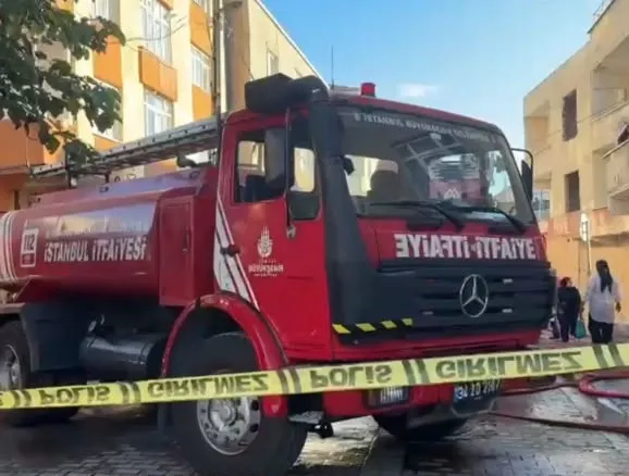 Küçükçekmece'de korku dolu anlar: Çatı katı alevlere teslim oldu