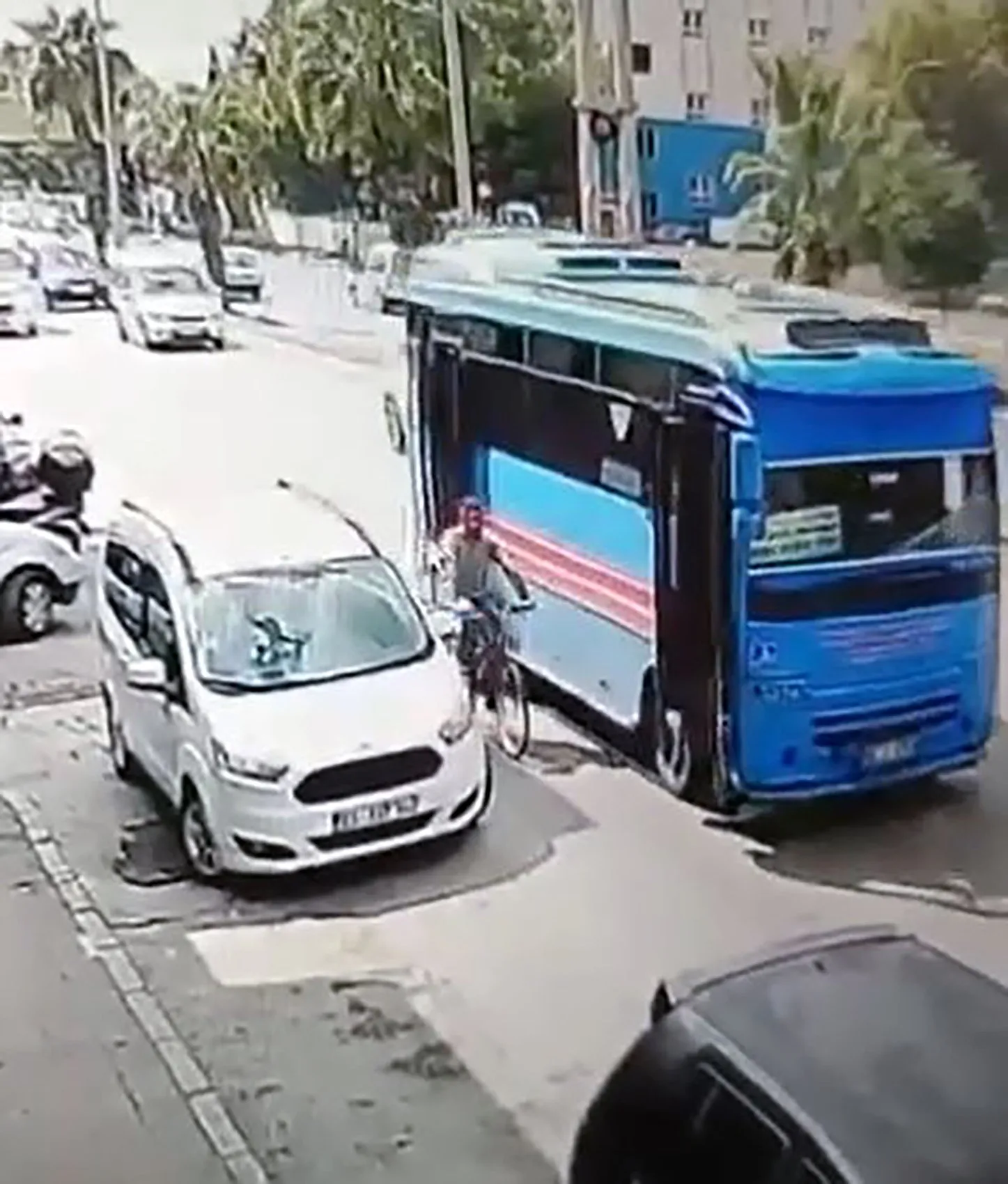 Adana'da dehşet anları: Otobüsün açık kapısı bisikletliyi yola savurdu