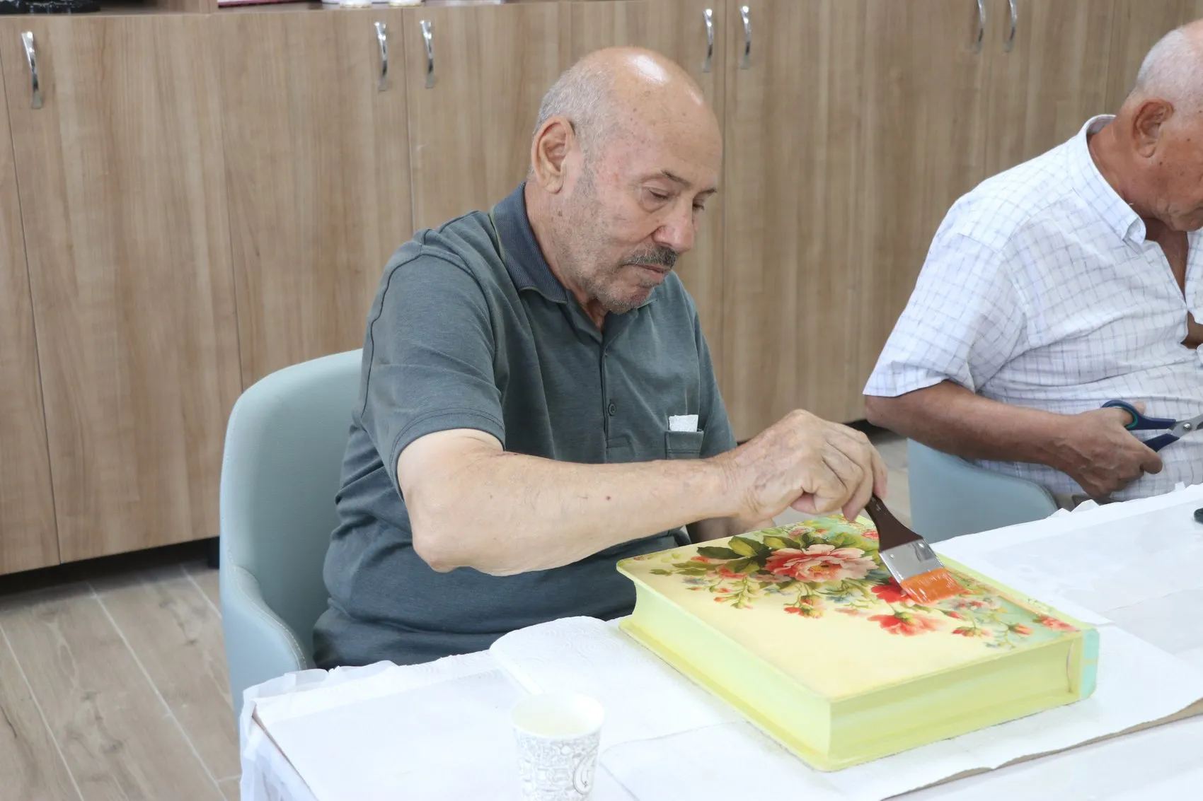 Alzheimer'a inat tamir aşkı: 83 yaşındaki usta tedavi merkezinin gönüllü teknikeri oldu