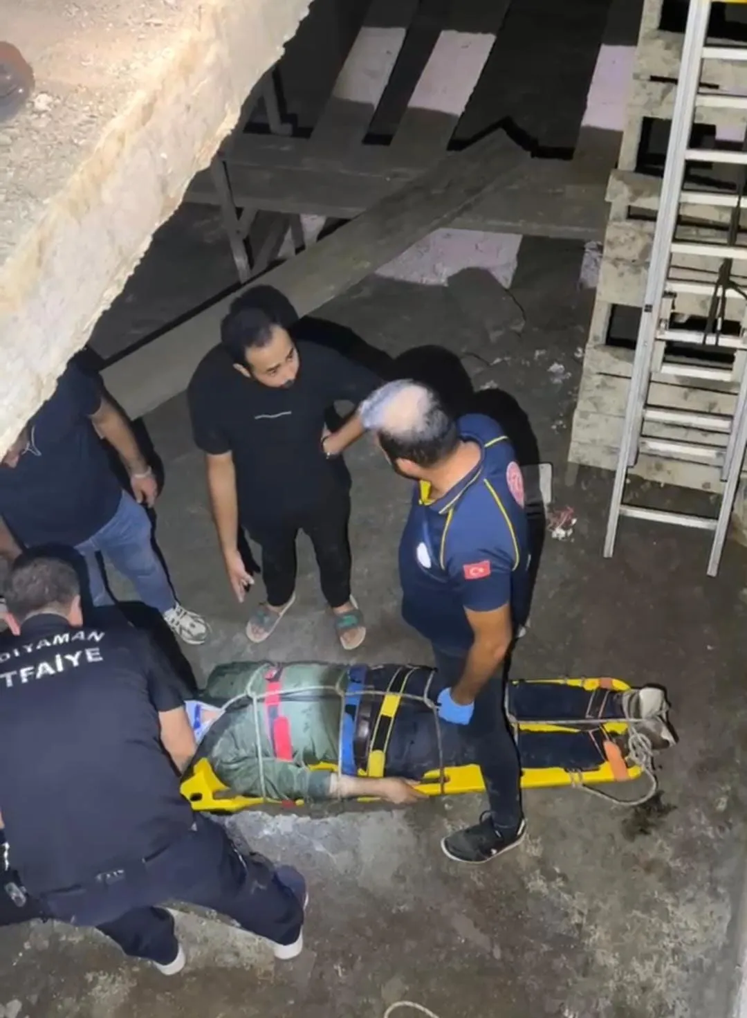 Adıyaman'da gece mesaisinde korku dolu anlar: Bekçi merdiven boşluğuna çakıldı
