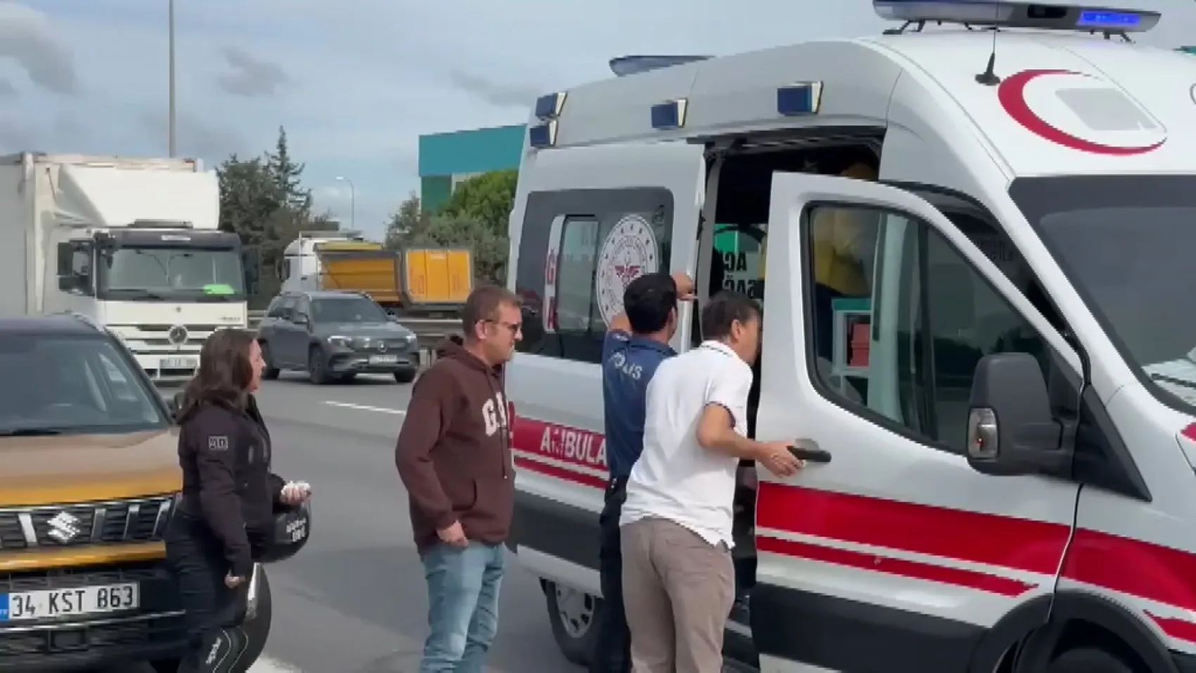 TEM Otoyolu'nda görev başındaki polise acı kaza: Emniyet şeridinde çarpışma