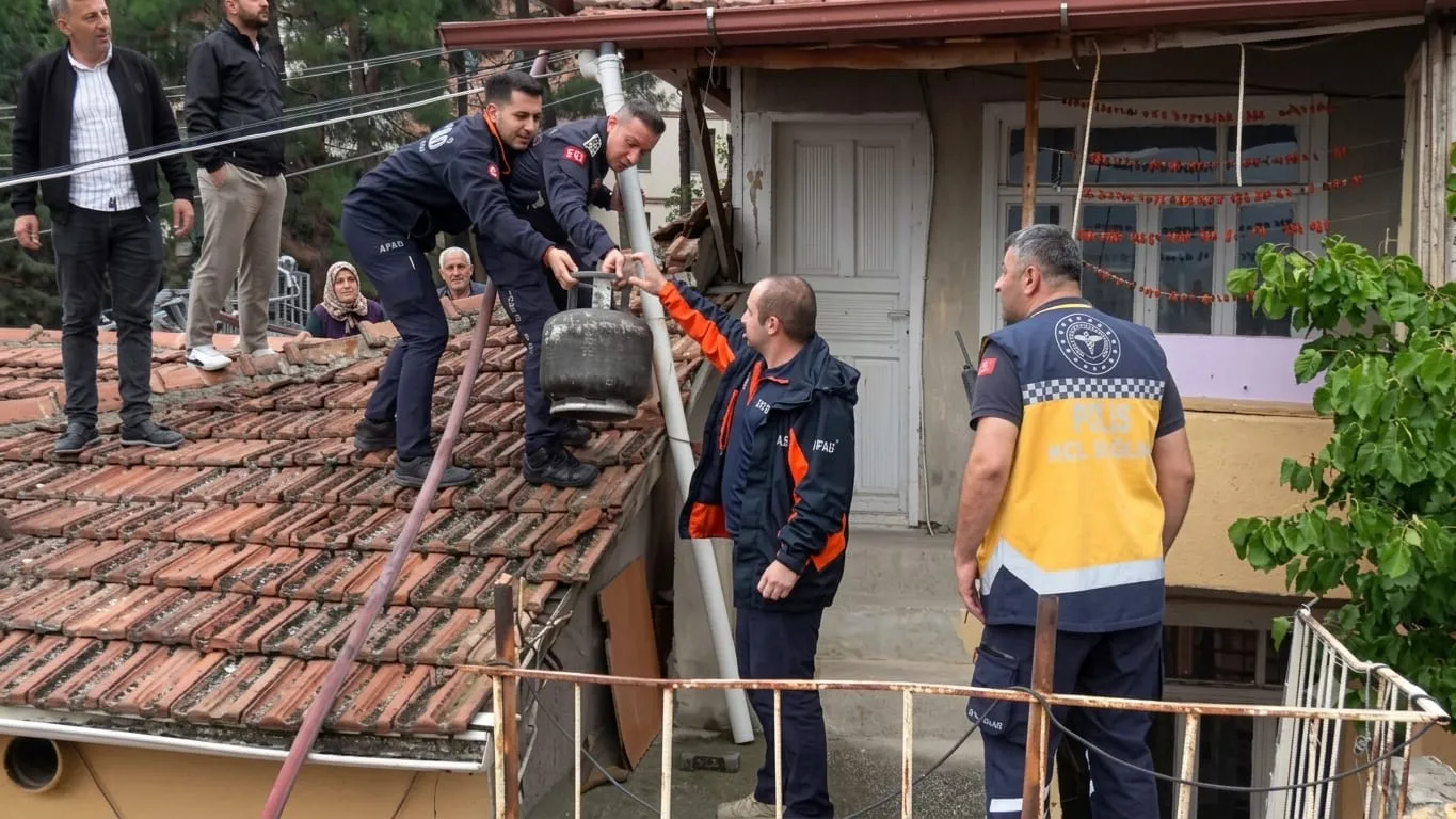 Tatbikat yolunda beklenmedik müdahale: Pekmez ocağı evi küle çevirdi
