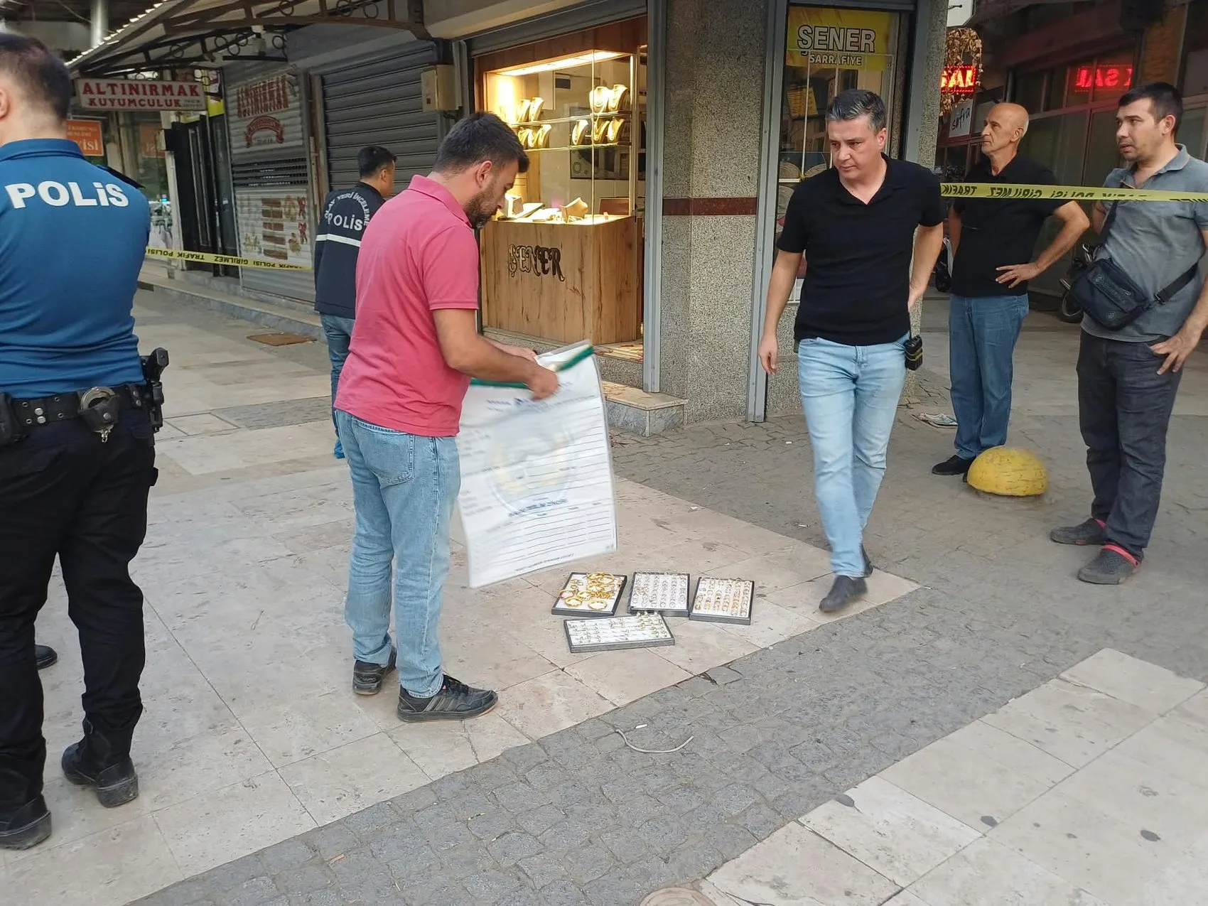 Salihli'de kuyumcu dehşeti: Esnafın cesareti soyguncuyu durdurdu