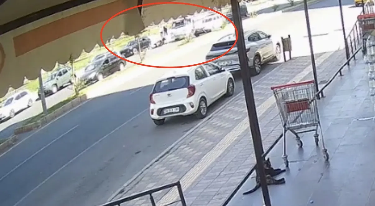 Diyarbakır'da saniyelerle gelen acı son: Kapı açıldı, motosikletli yola savruldu