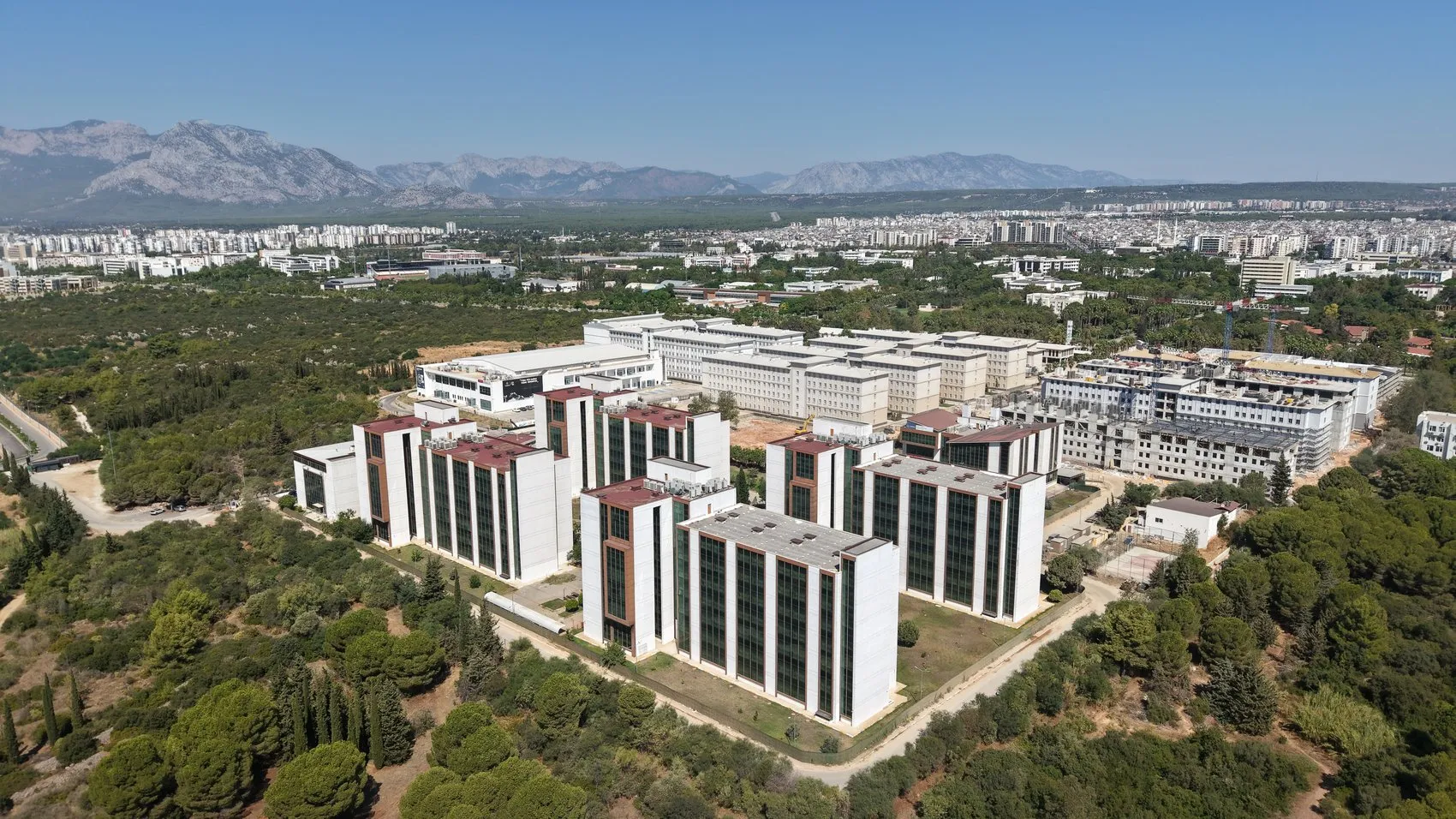 Milyonluk manzaraya bin liraya komşuluk: Antalya'da öğrencilere 5 yıldızlı otel konforu