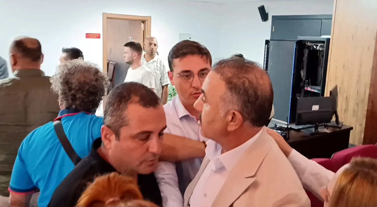 Edirne Belediye Meclisi'nde tansiyon yükseldi: Sözlü tartışma fiziksel kavgaya dönüştü