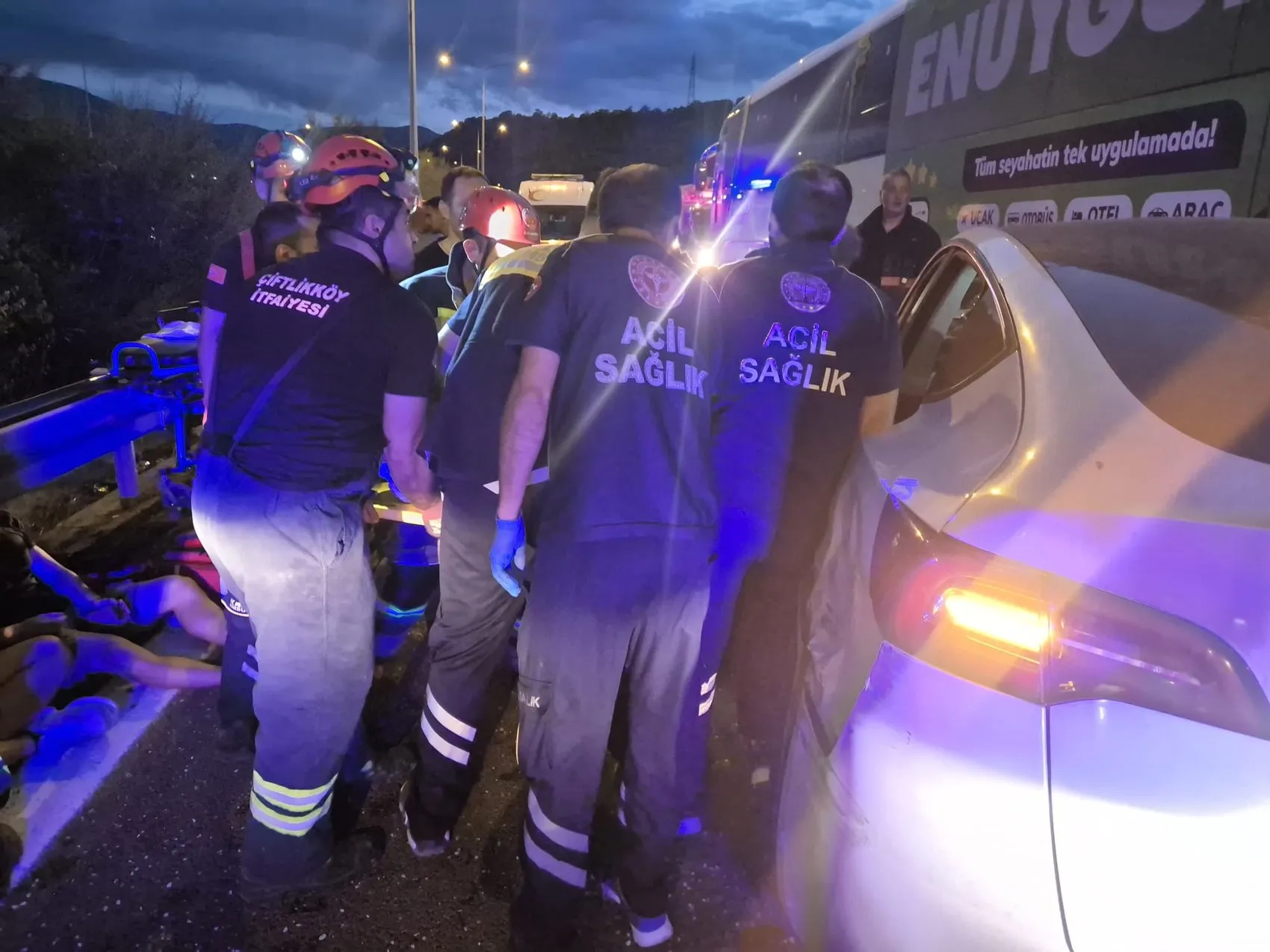Yalova'da geceyi kabusa çeviren zincirleme kaza: 7 araç birbirine girdi