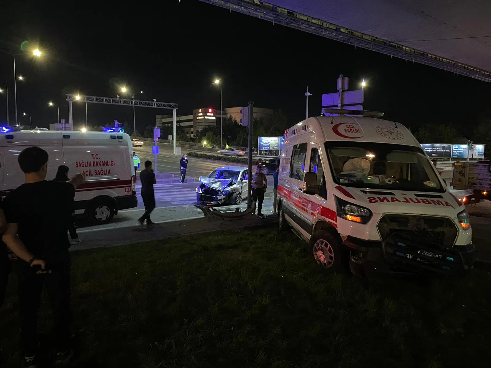 Kayseri'de gece yarısı dehşeti: Ambulans ve otomobil kavşakta birbirine girdi