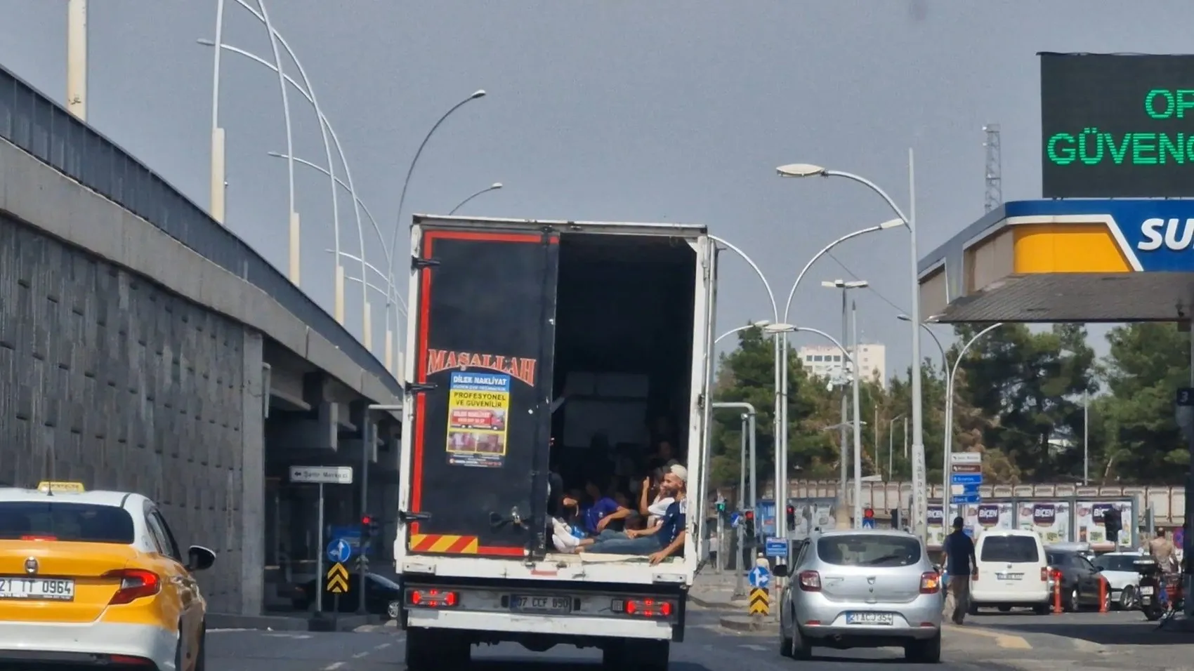 Diyarbakır trafiğinde yürekleri ağza getiren görüntüler: Ölümüne yolculuk kamerada