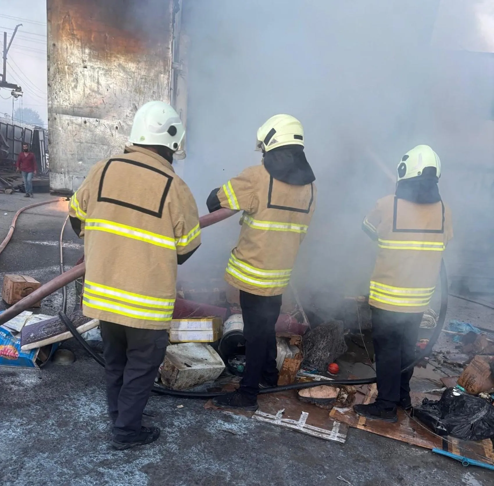 Kars'ta korku dolu anlar: Ev eşyası taşıyan TIR alevlere teslim oldu