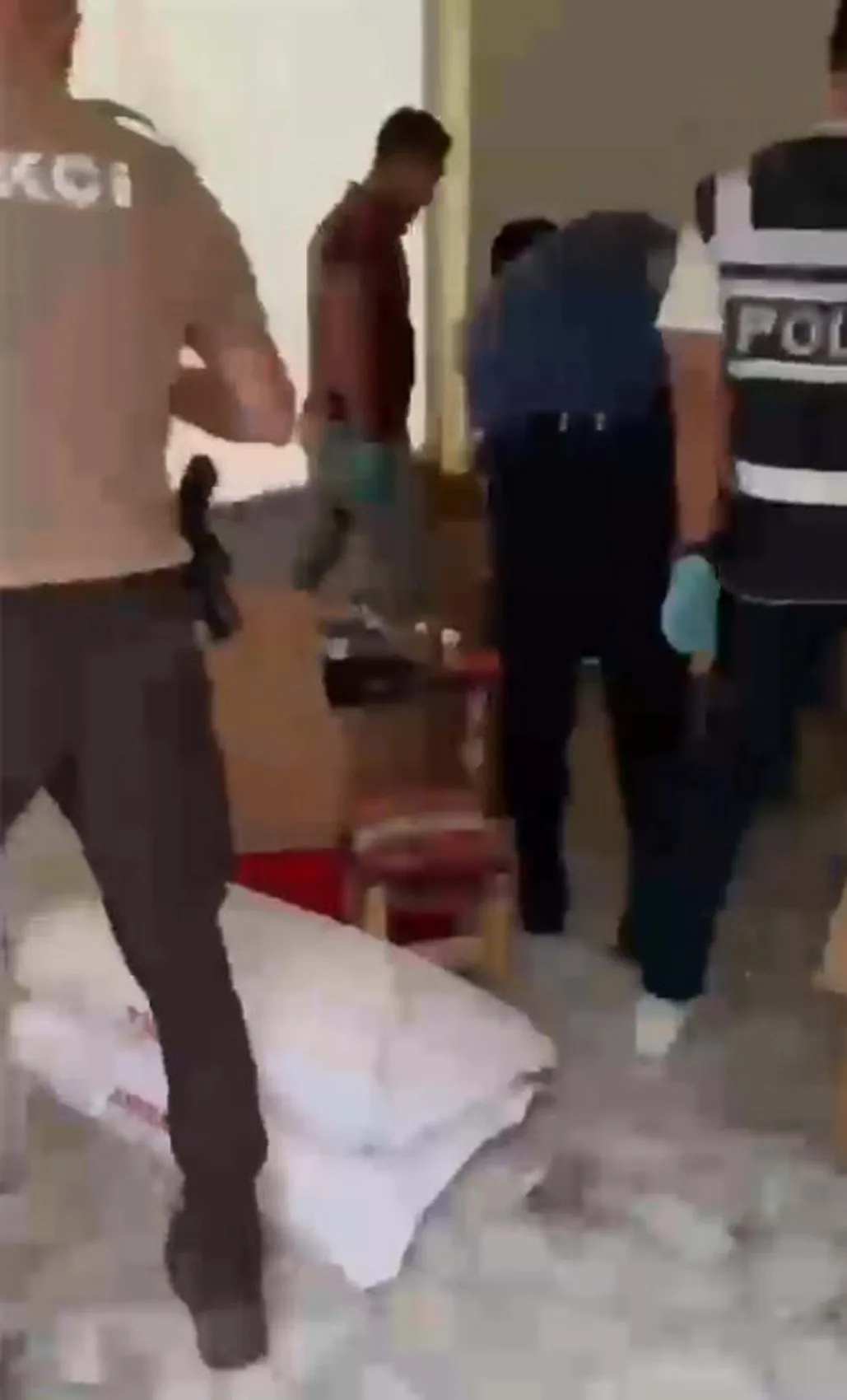 Karabağlar'da zehir tacirlerine büyük darbe: Depo dolusu hap ele geçirildi
