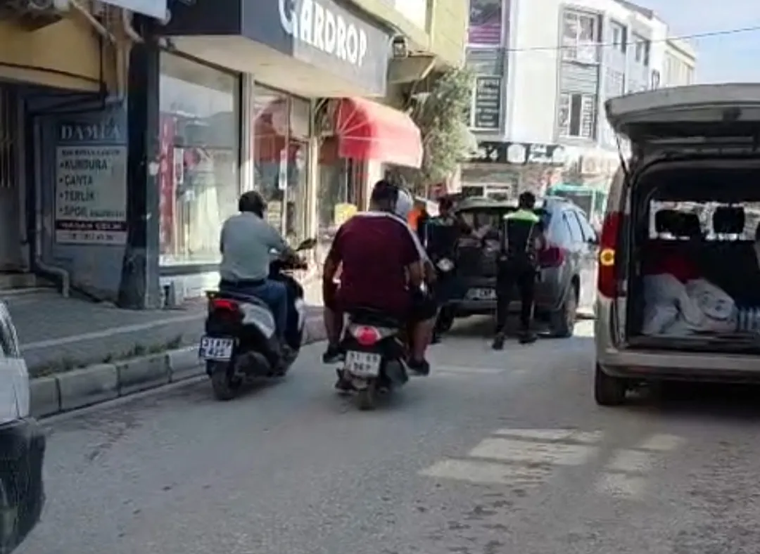Trafik tıkandı, polisler kolları sıvadı: Arızalı aracı böyle kurtardılar