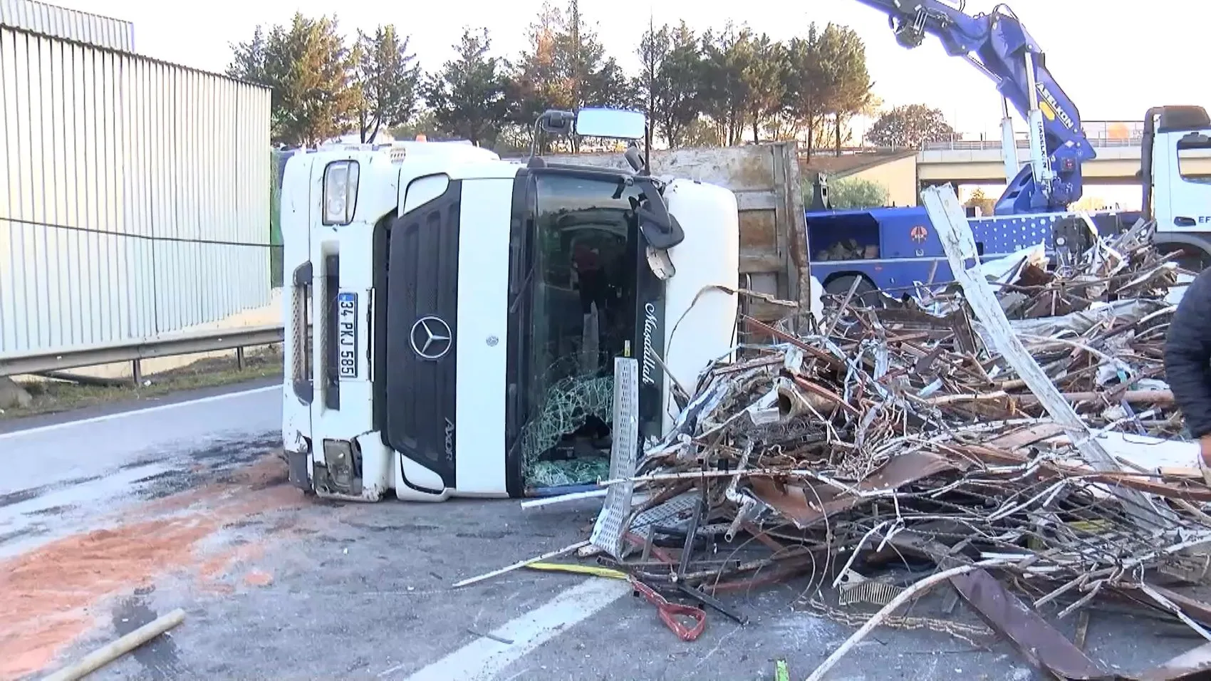 Kurtköy bağlantı yolunda hurda yüklü kamyon devrildi: Trafik felç oldu
