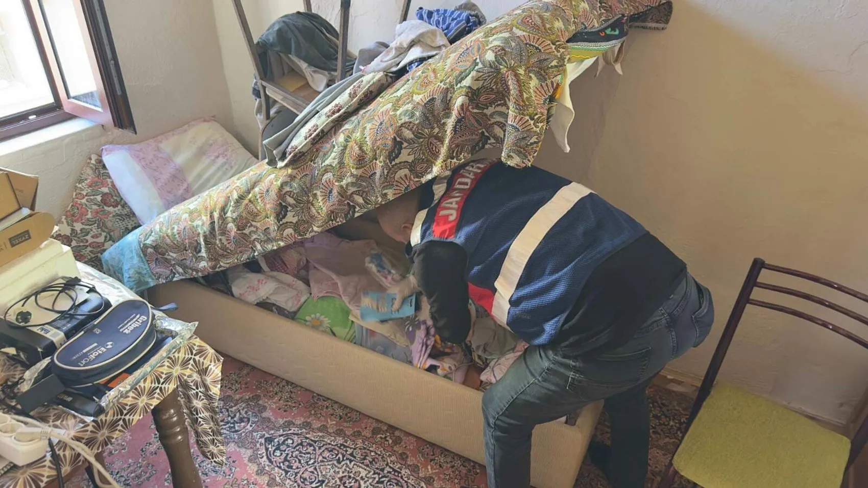 İzmir merkezli FETÖ operasyonunda ele geçirilenler şaşkına çevirdi: Evlerden servet çıktı